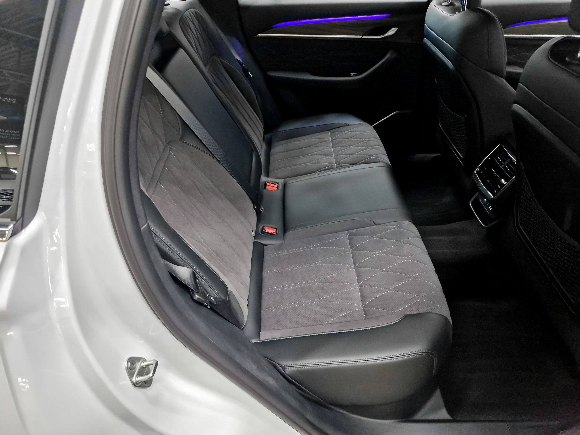 Фото Geely Monjaro Luxury SE 2.0T/238 8AT 4WD