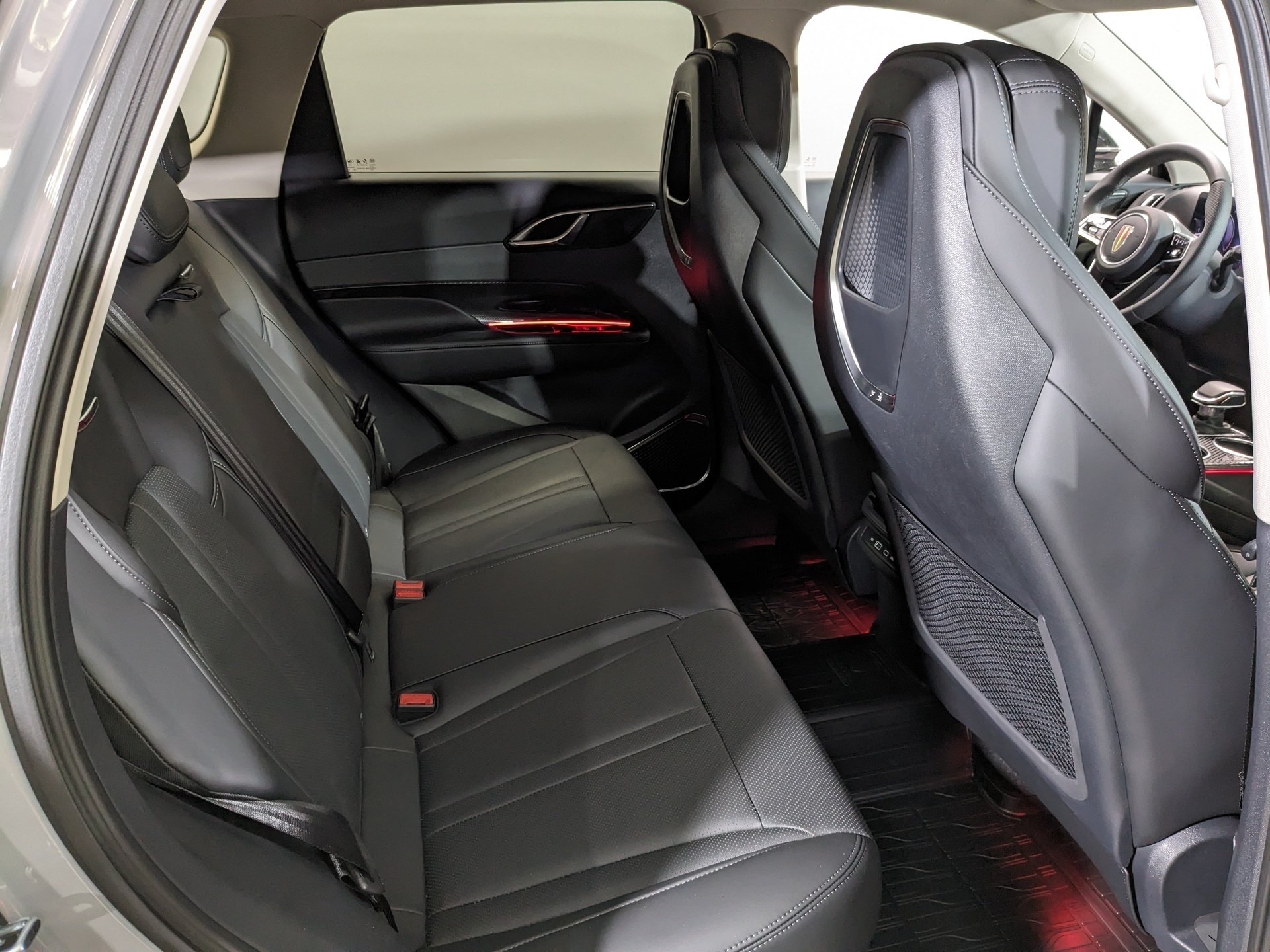 Фото Hongqi HS3 Deluxe 2.0Т/245 8AT 4WD