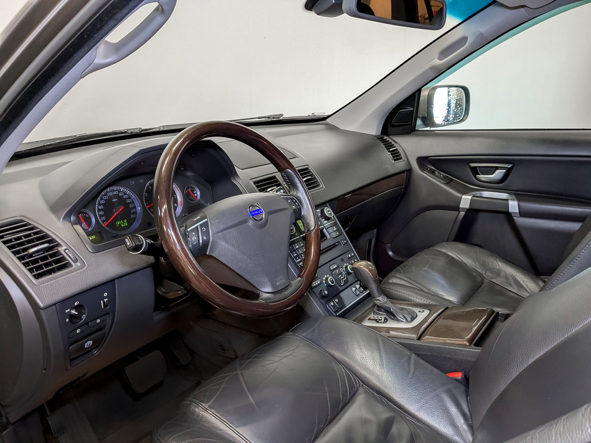 VOLVO XC90 2.50 (210 л.с), автомат, 2011, пробег 135 512 км