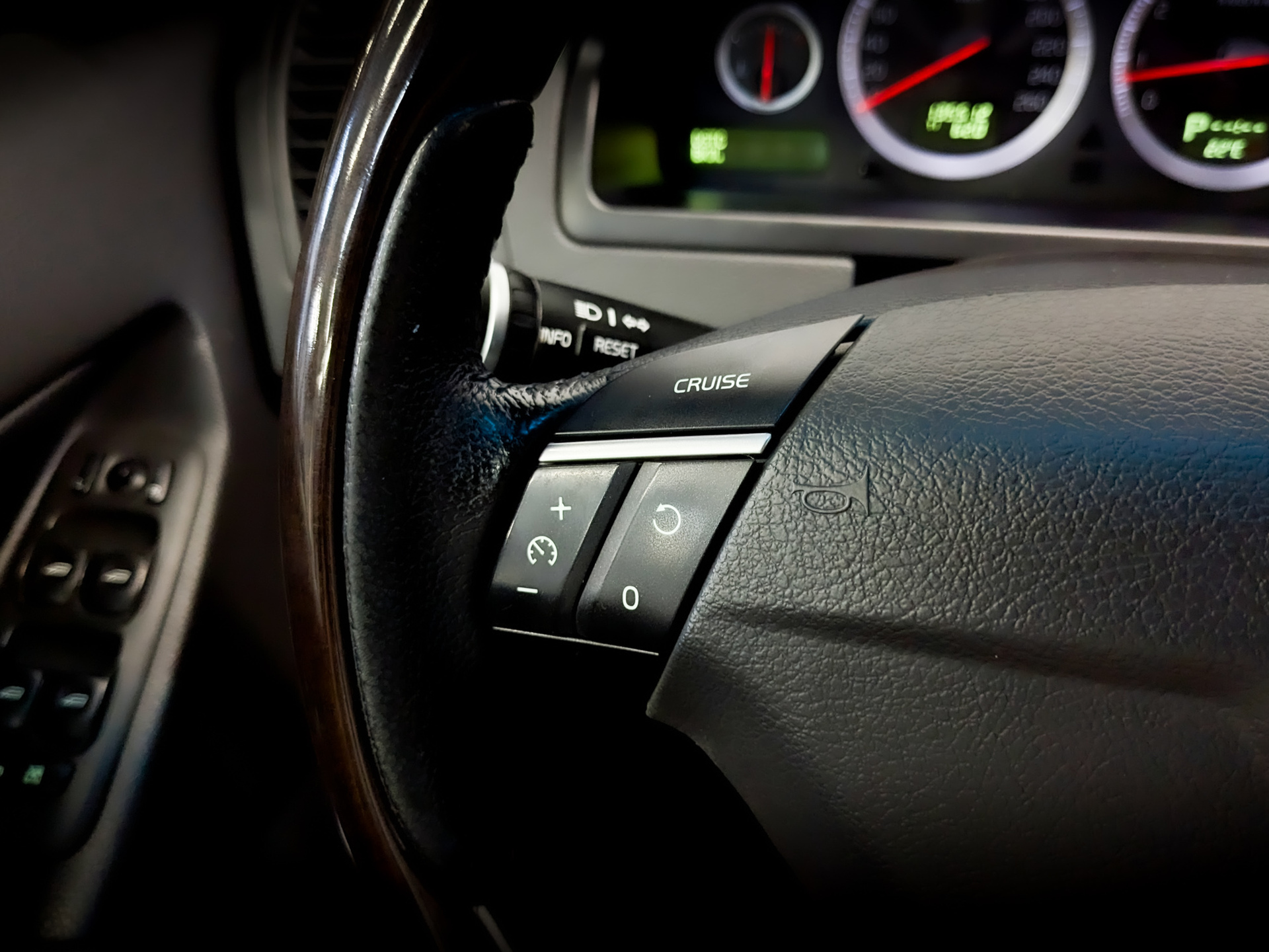 VOLVO XC90 2.50 (210 л.с), автомат, 2011, пробег 135 512 км