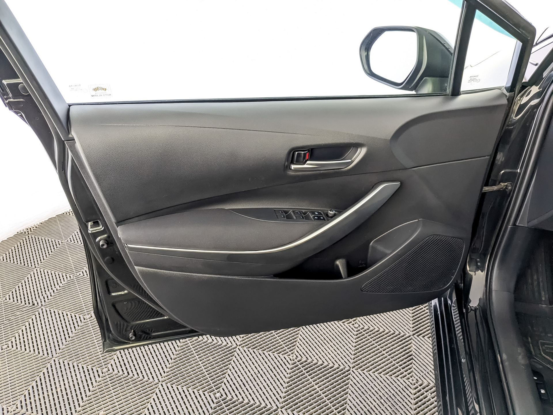 TOYOTA Corolla 1.60 (122 л.с), автомат, 2019, пробег 183 999 км