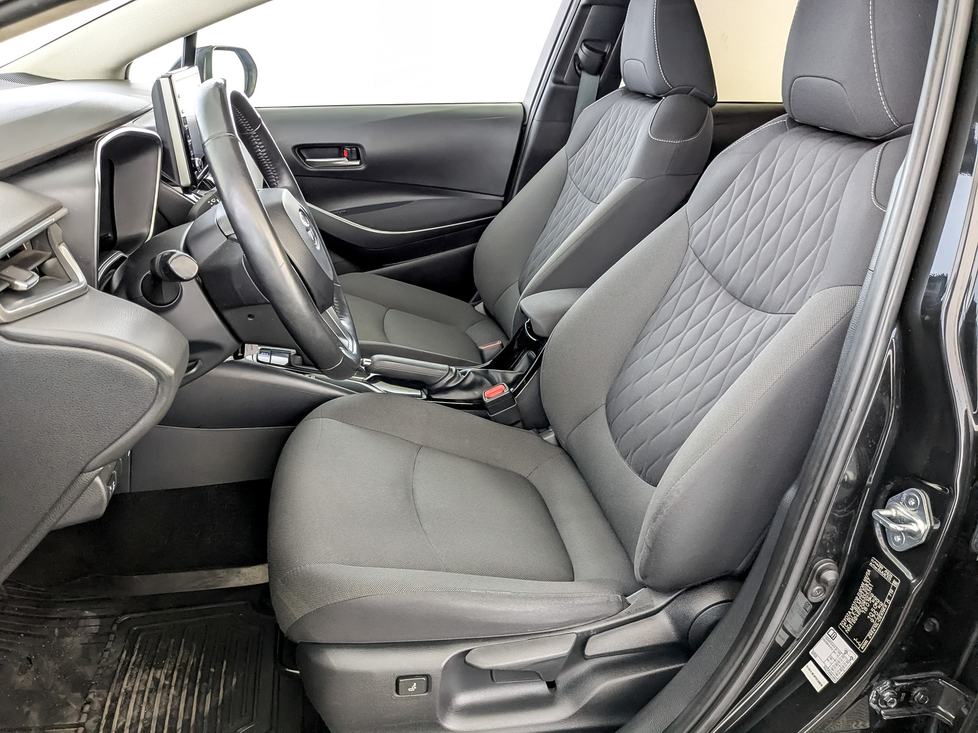 TOYOTA Corolla 1.60 (122 л.с), автомат, 2019, пробег 183 999 км