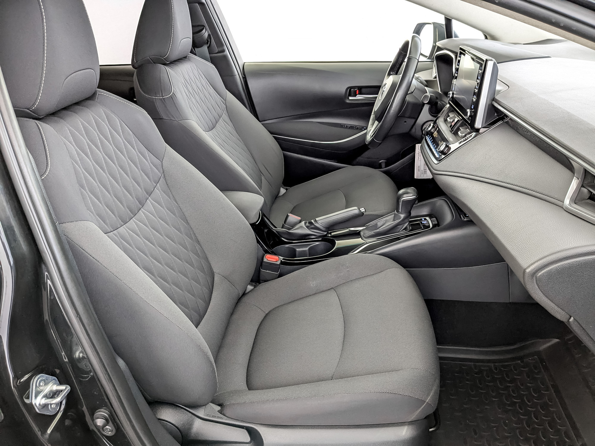 TOYOTA Corolla 1.60 (122 л.с), автомат, 2019, пробег 183 999 км