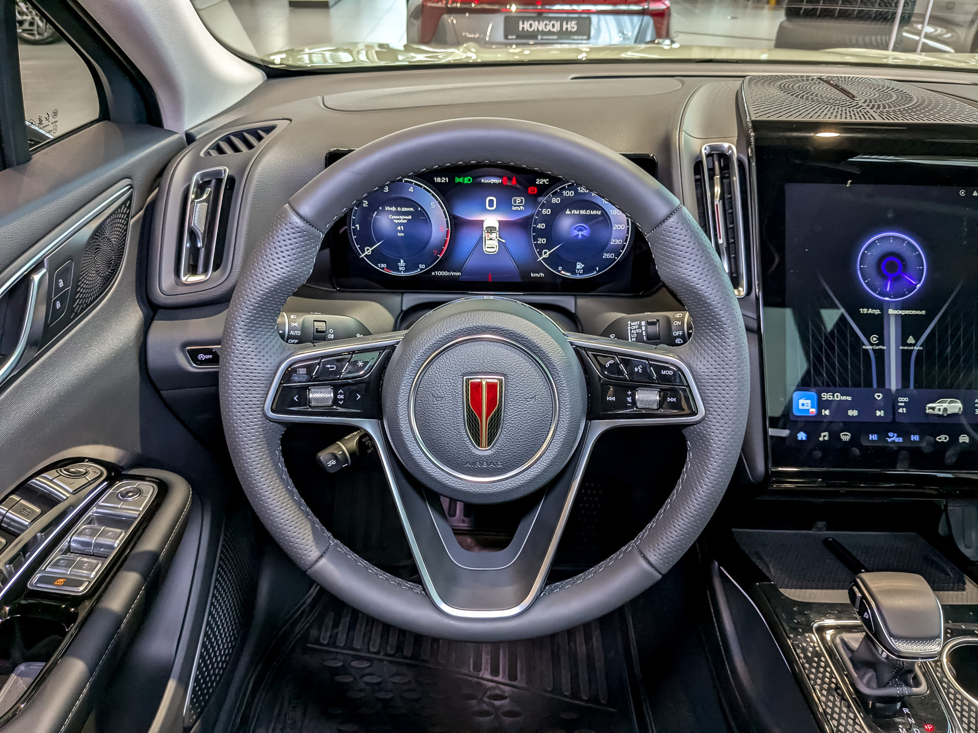 Фото Hongqi HS3 Deluxe 2.0Т/245 8AT 4WD