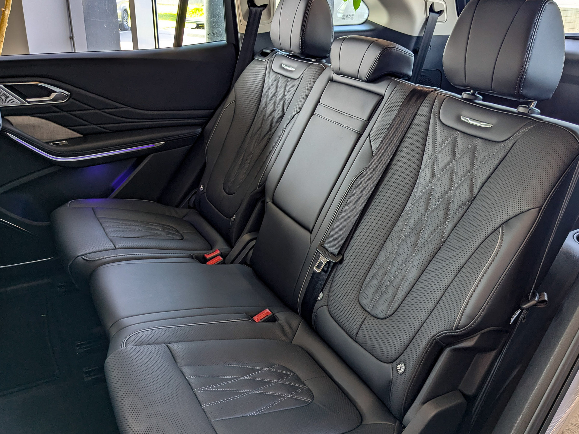 Фото Hongqi HS7 Deluxe 2.0T/245 8AT 4WD