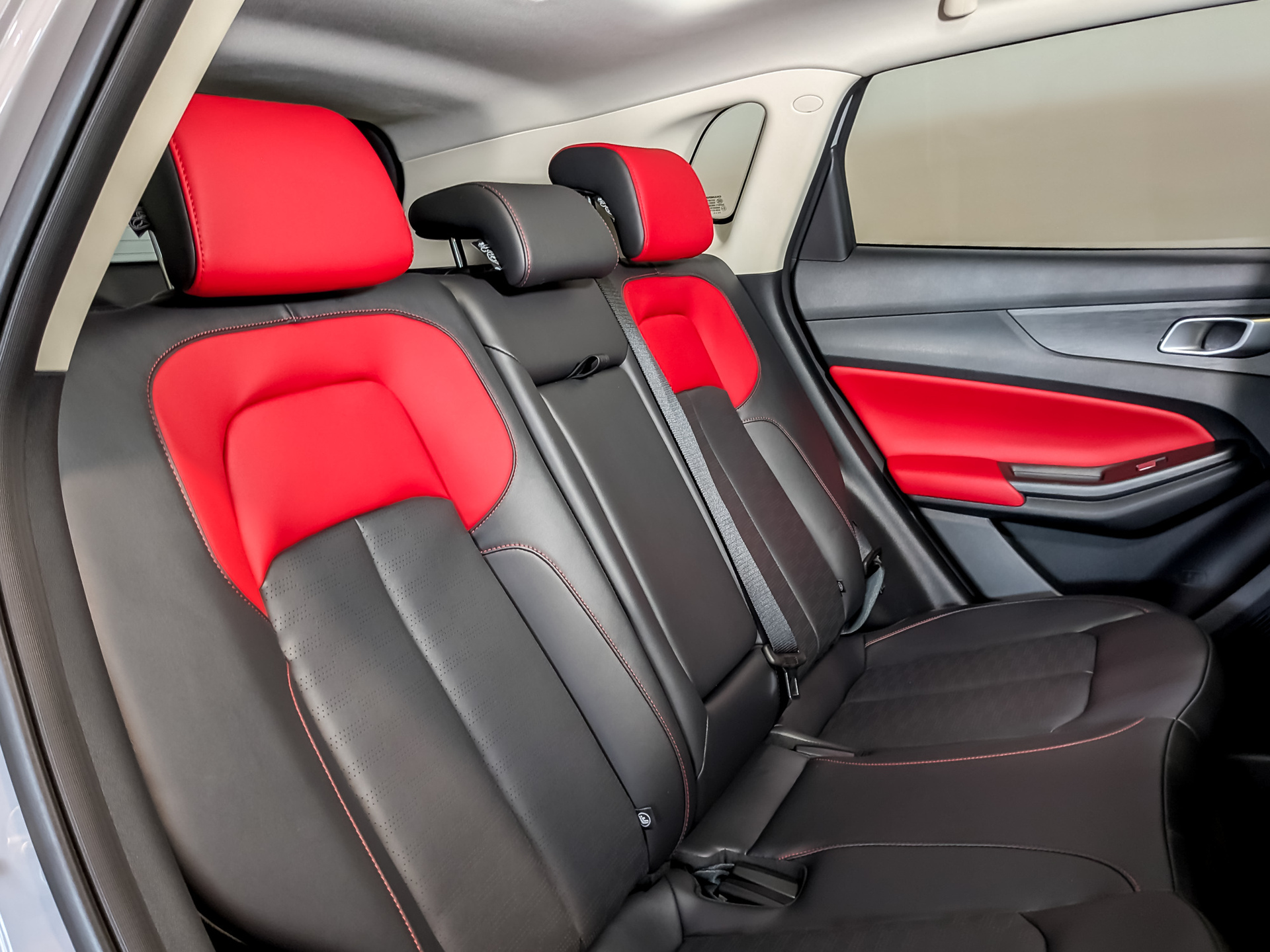 Фото Changan UNI-S Техно 1.5T/181 7RT Передний привод