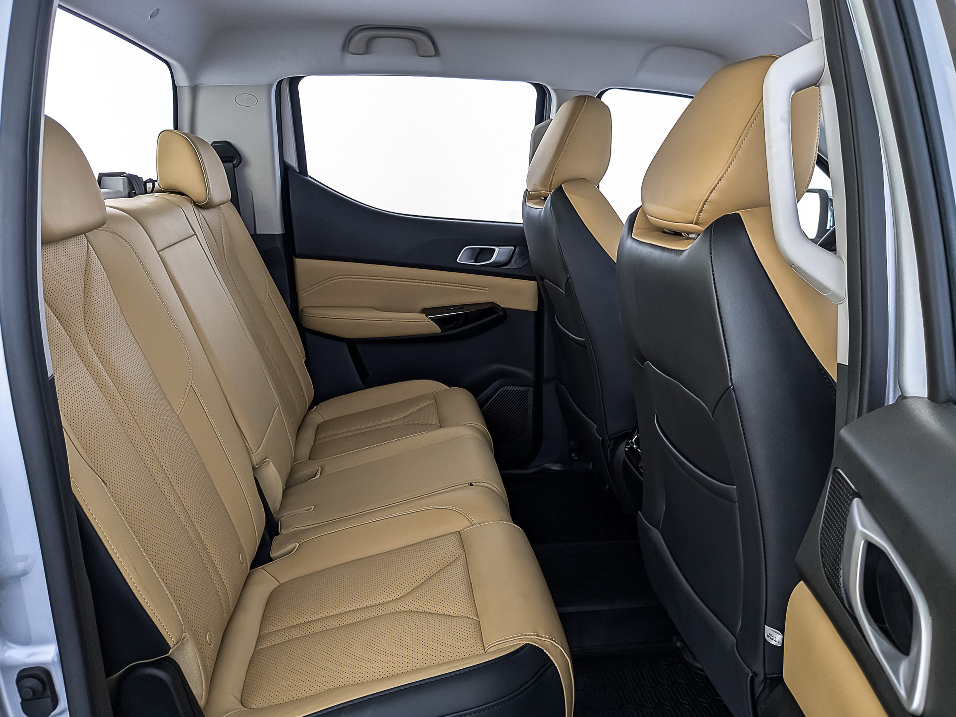 Фото Changan Hunter Plus Люкс 2.0T/226 8AT Полный привод
