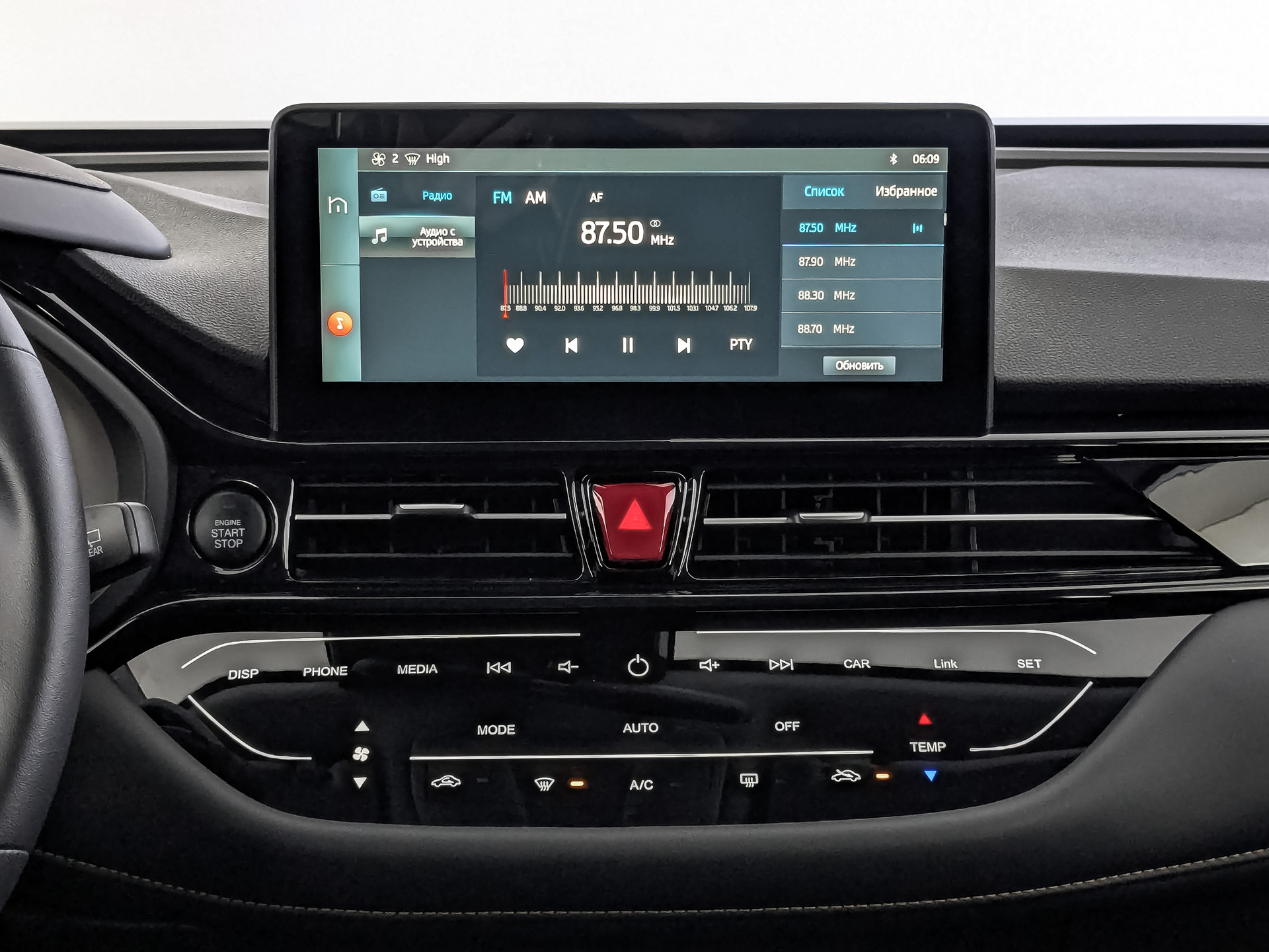 Фото Москвич 3 Комфорт с телематикой 1.5T/136 CVT 5D