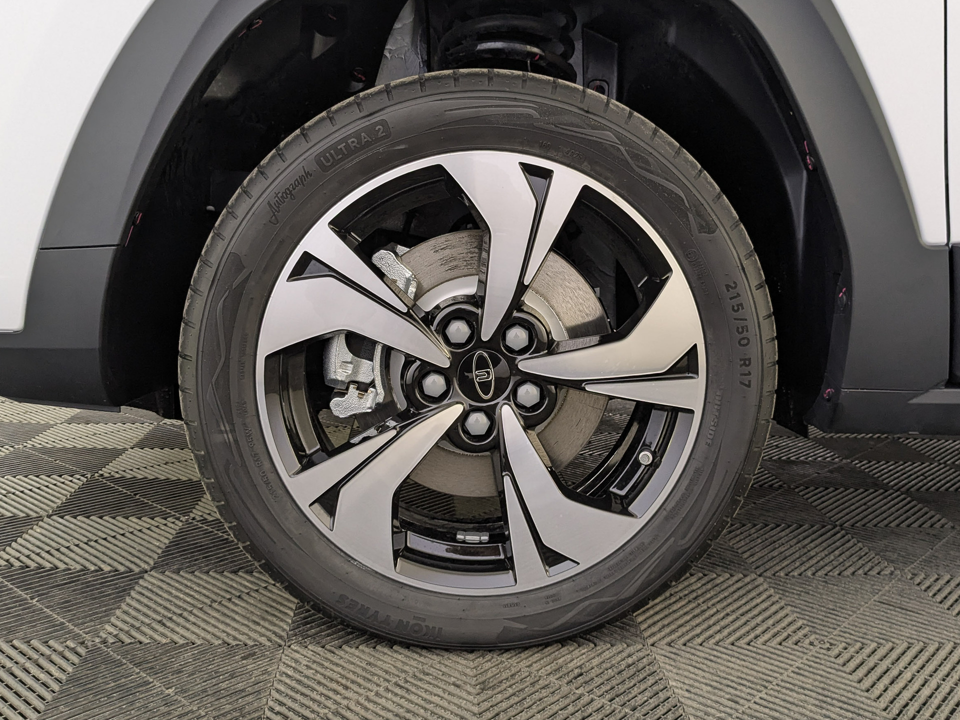 Фото Москвич 3 Комфорт с телематикой 1.5T/136 CVT 5D