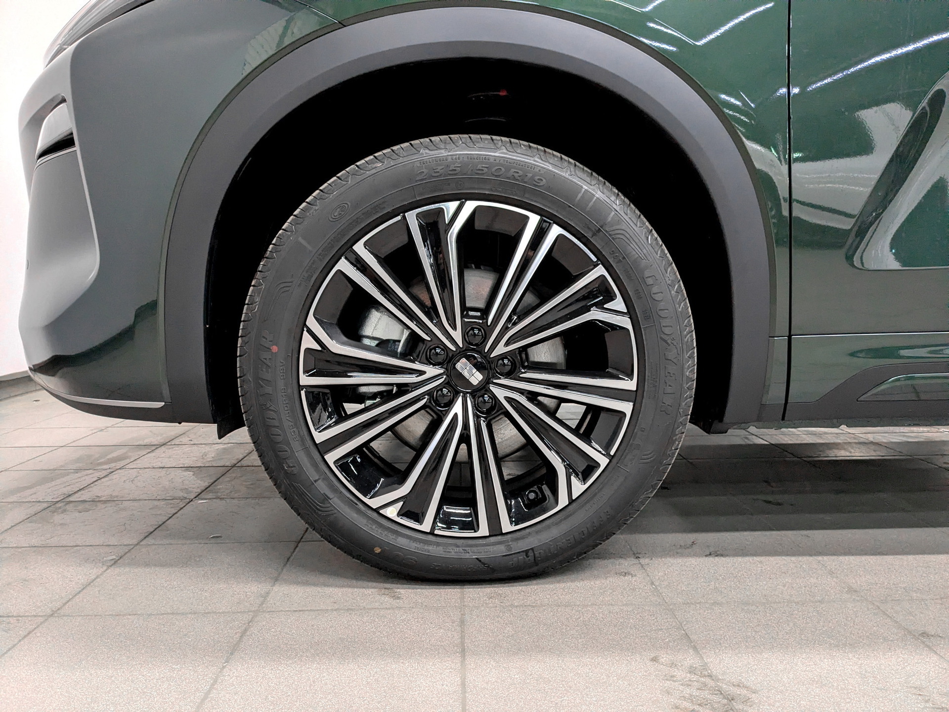 Фото Geely EX5 EM-i PHEV Max 1.5H/167 DHT 18.4кВт 2WD