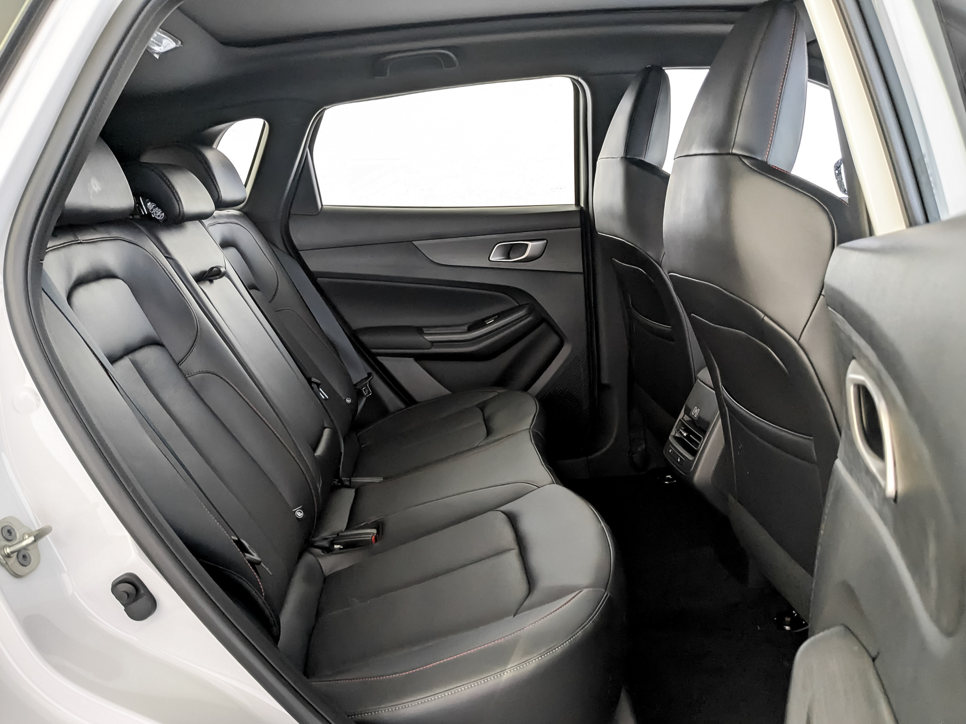 Фото Changan UNI-S Техно 1.5T/181 7RT Передний привод