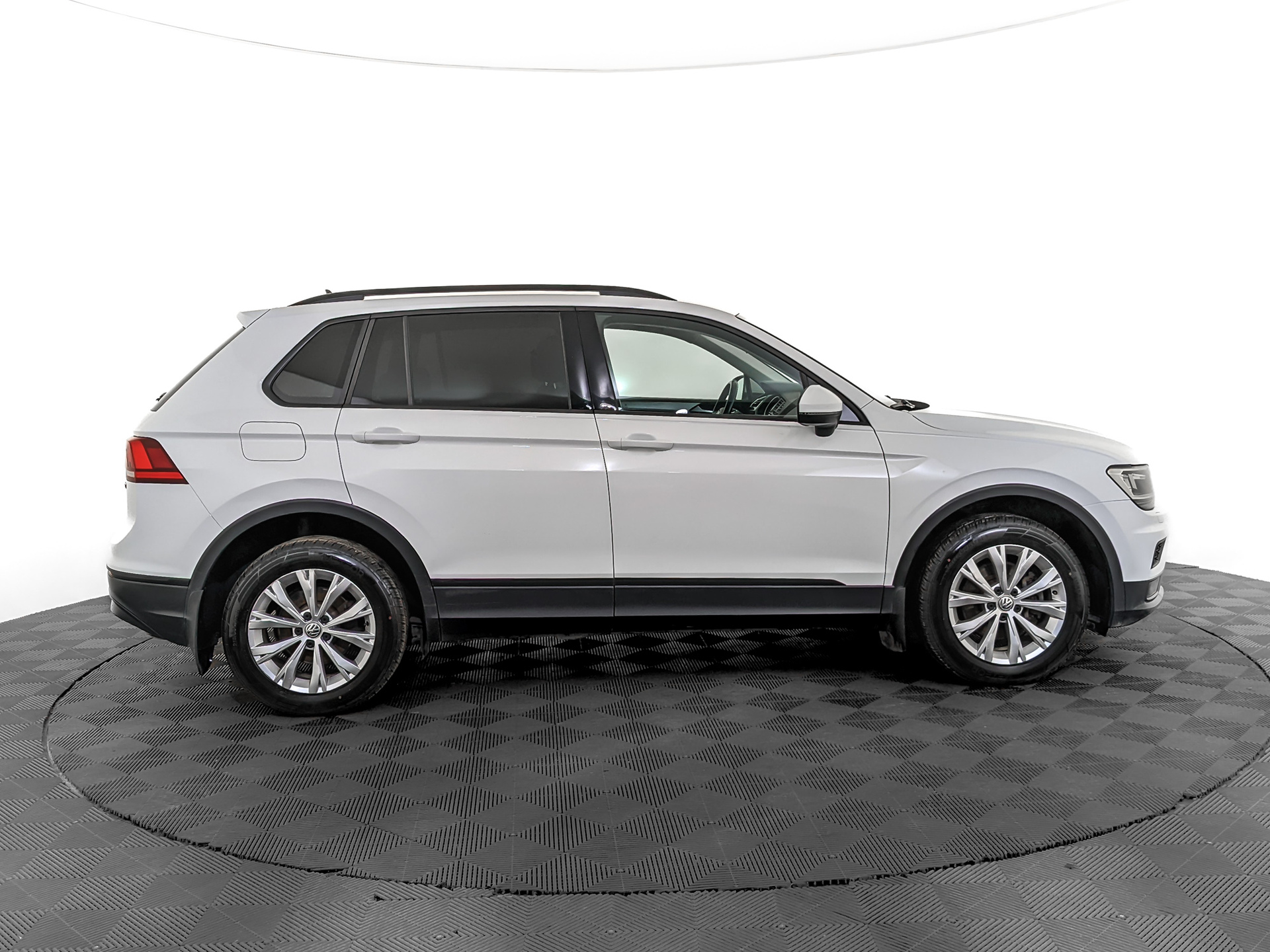 VOLKSWAGEN Tiguan 1.40 (150 л.с), автомат, 2020, пробег 111 039 км