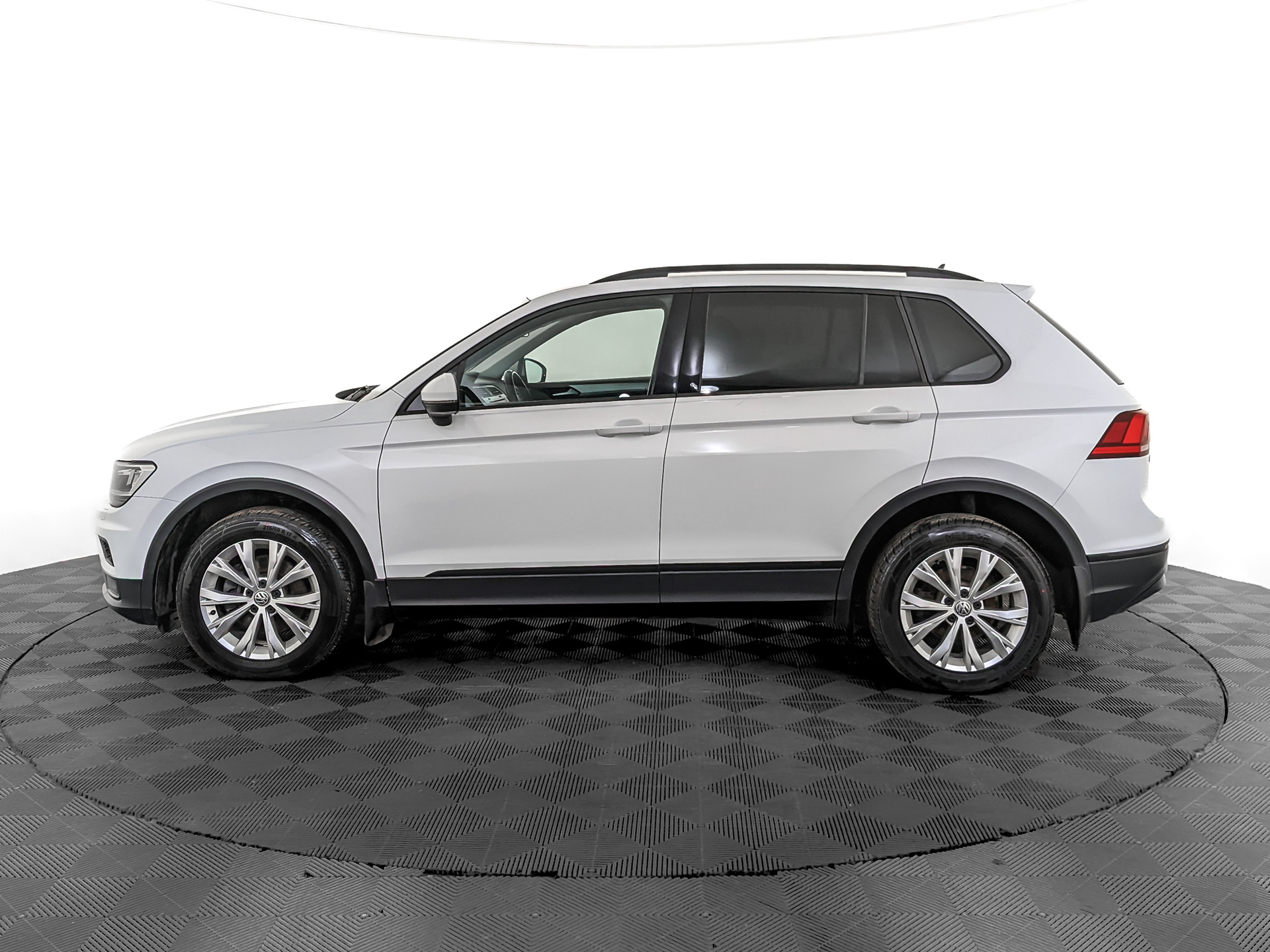 VOLKSWAGEN Tiguan 1.40 (150 л.с), автомат, 2020, пробег 111 039 км