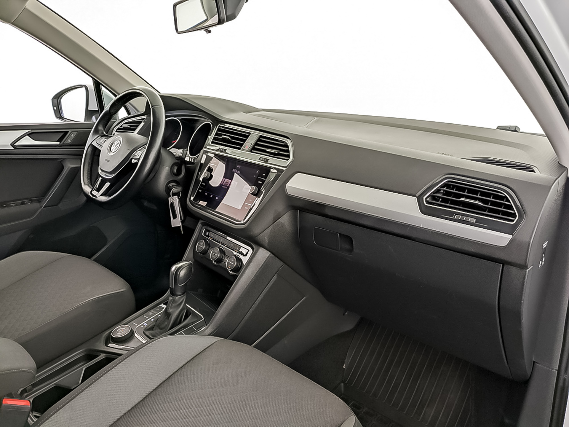 VOLKSWAGEN Tiguan 1.40 (150 л.с), автомат, 2020, пробег 111 039 км