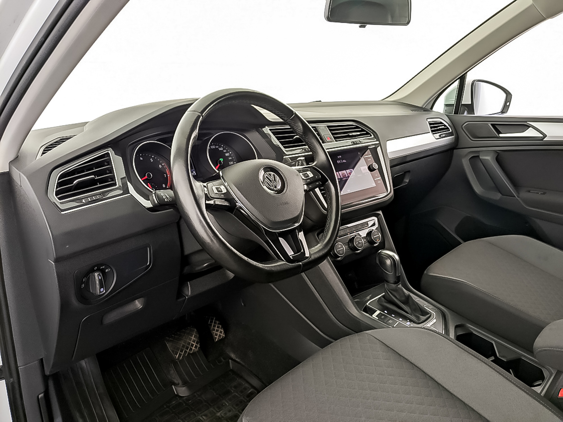 VOLKSWAGEN Tiguan 1.40 (150 л.с), автомат, 2020, пробег 111 039 км