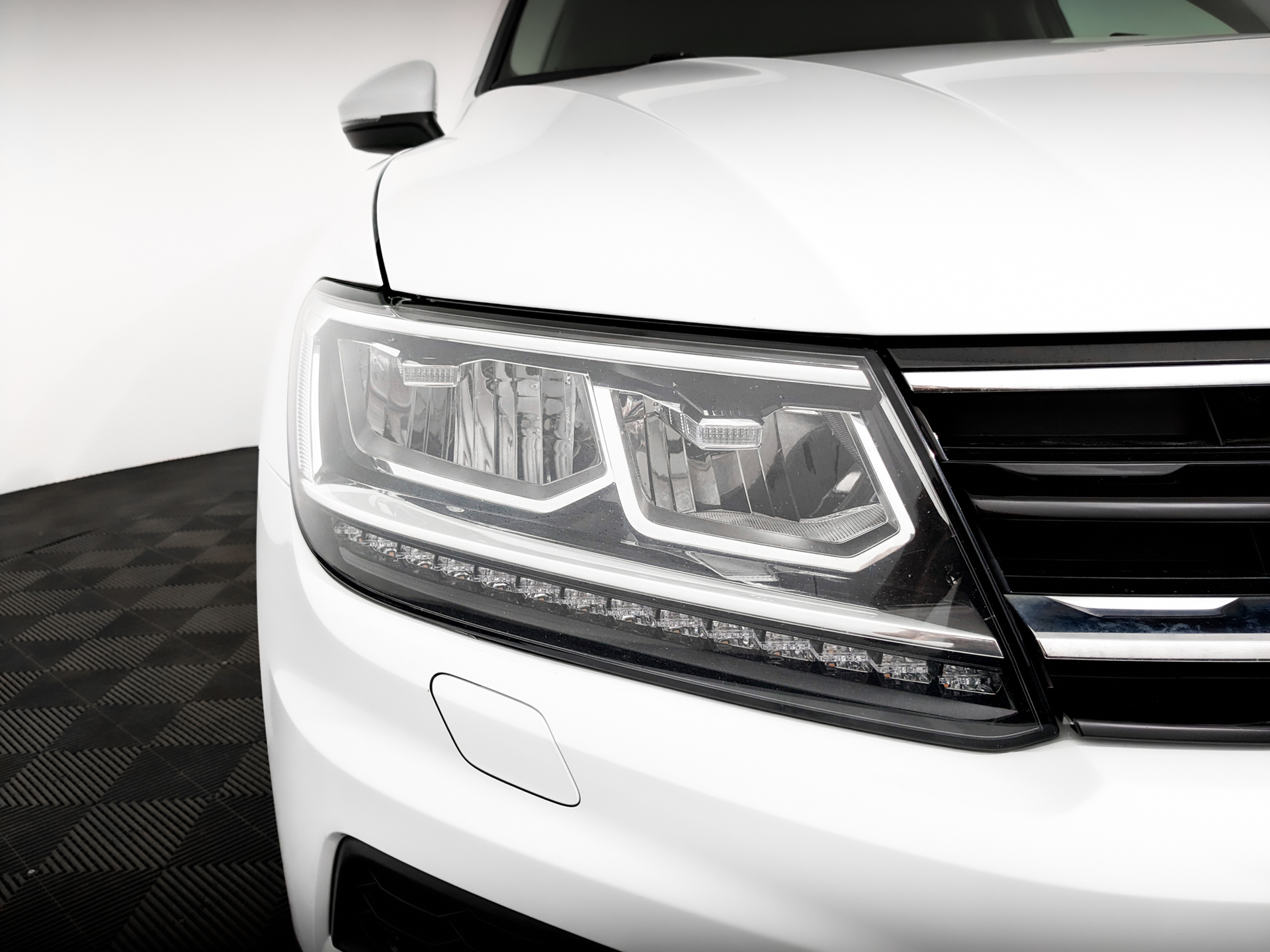 VOLKSWAGEN Tiguan 1.40 (150 л.с), автомат, 2020, пробег 111 039 км
