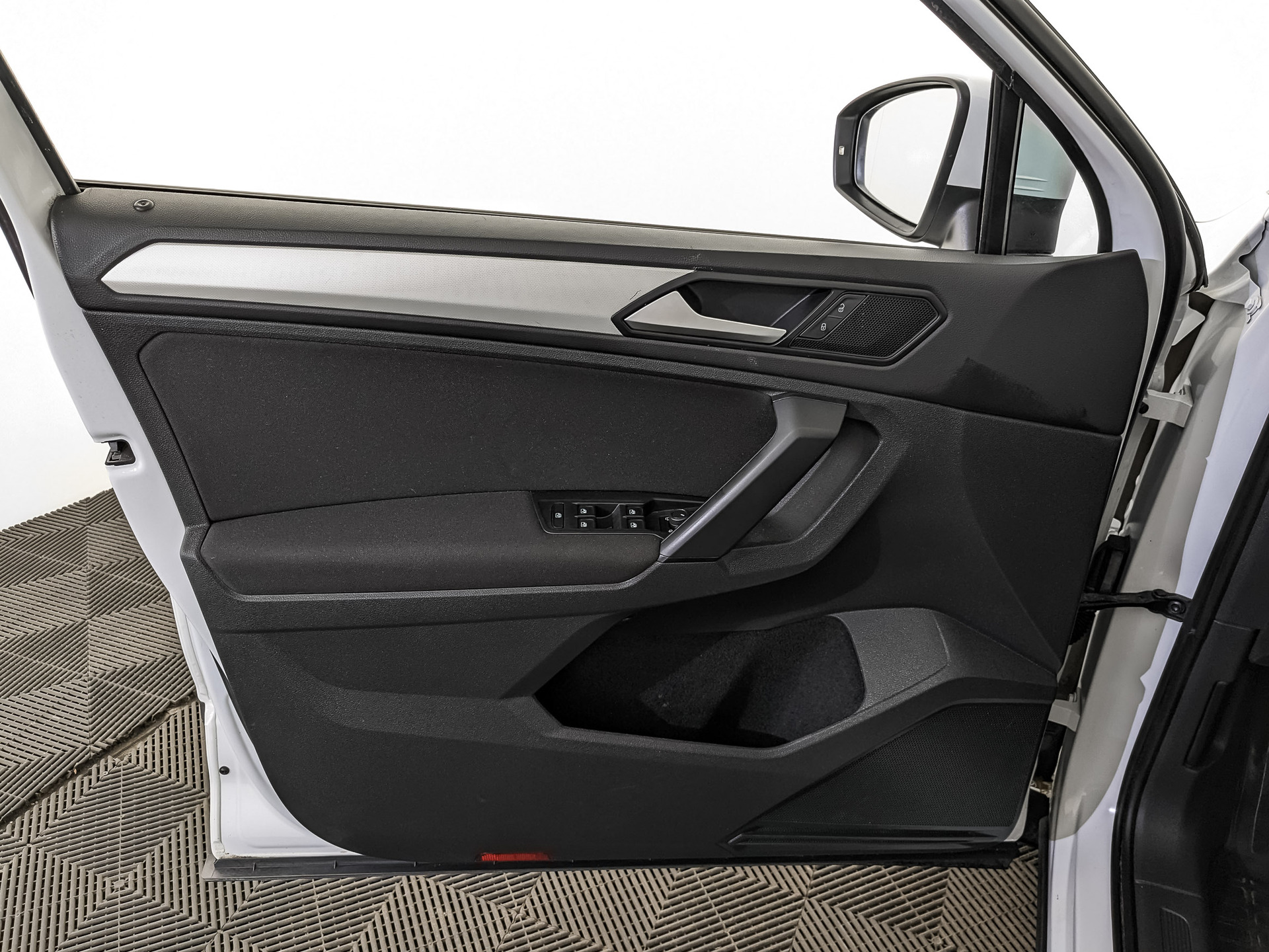 VOLKSWAGEN Tiguan 1.40 (150 л.с), автомат, 2020, пробег 111 039 км