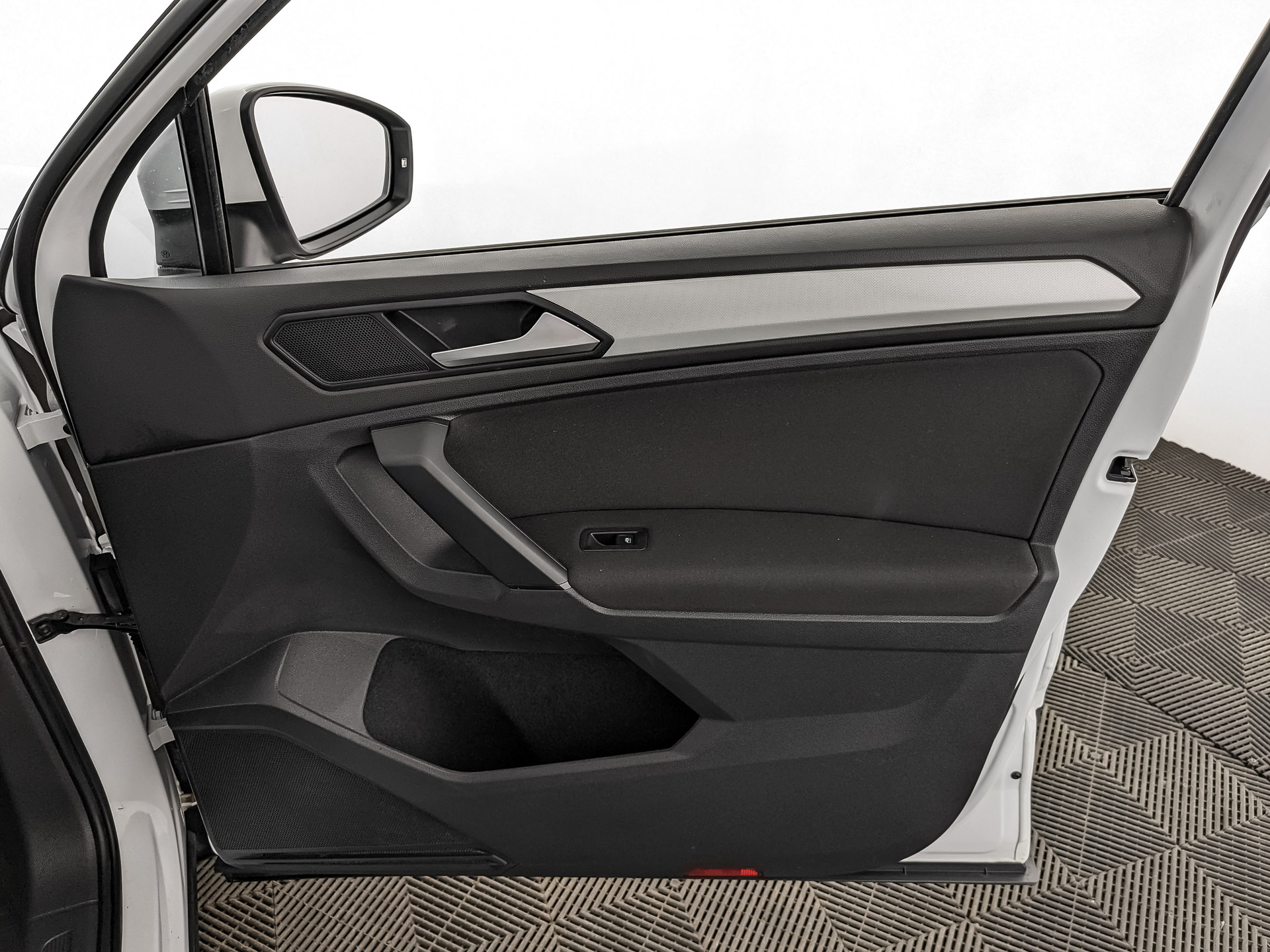VOLKSWAGEN Tiguan 1.40 (150 л.с), автомат, 2020, пробег 111 039 км