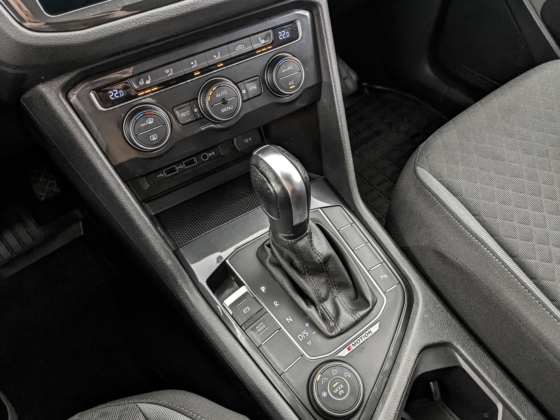 VOLKSWAGEN Tiguan 1.40 (150 л.с), автомат, 2020, пробег 111 039 км