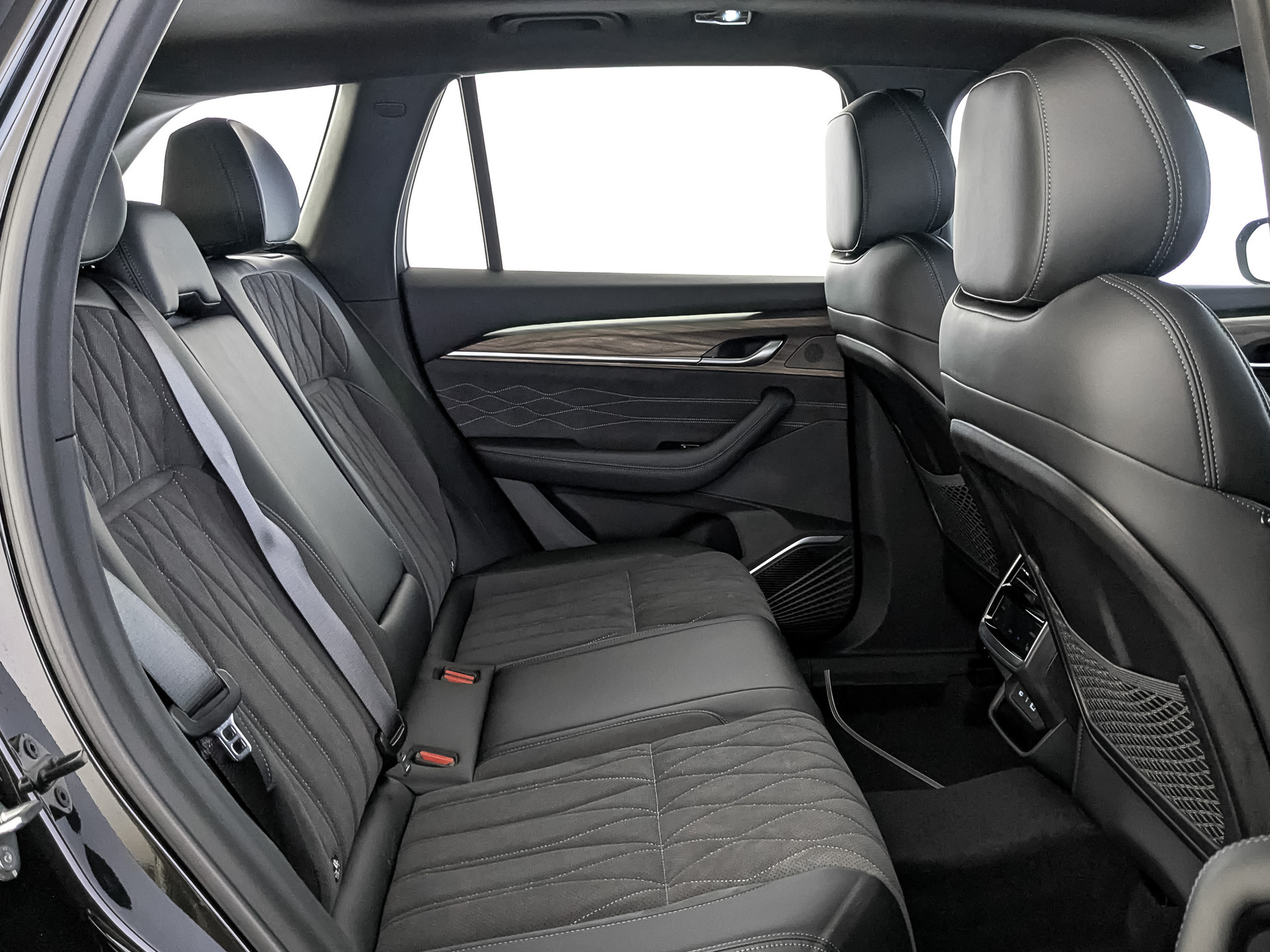 Фото Geely Monjaro Luxury SE 2.0T/238 8AT 4WD
