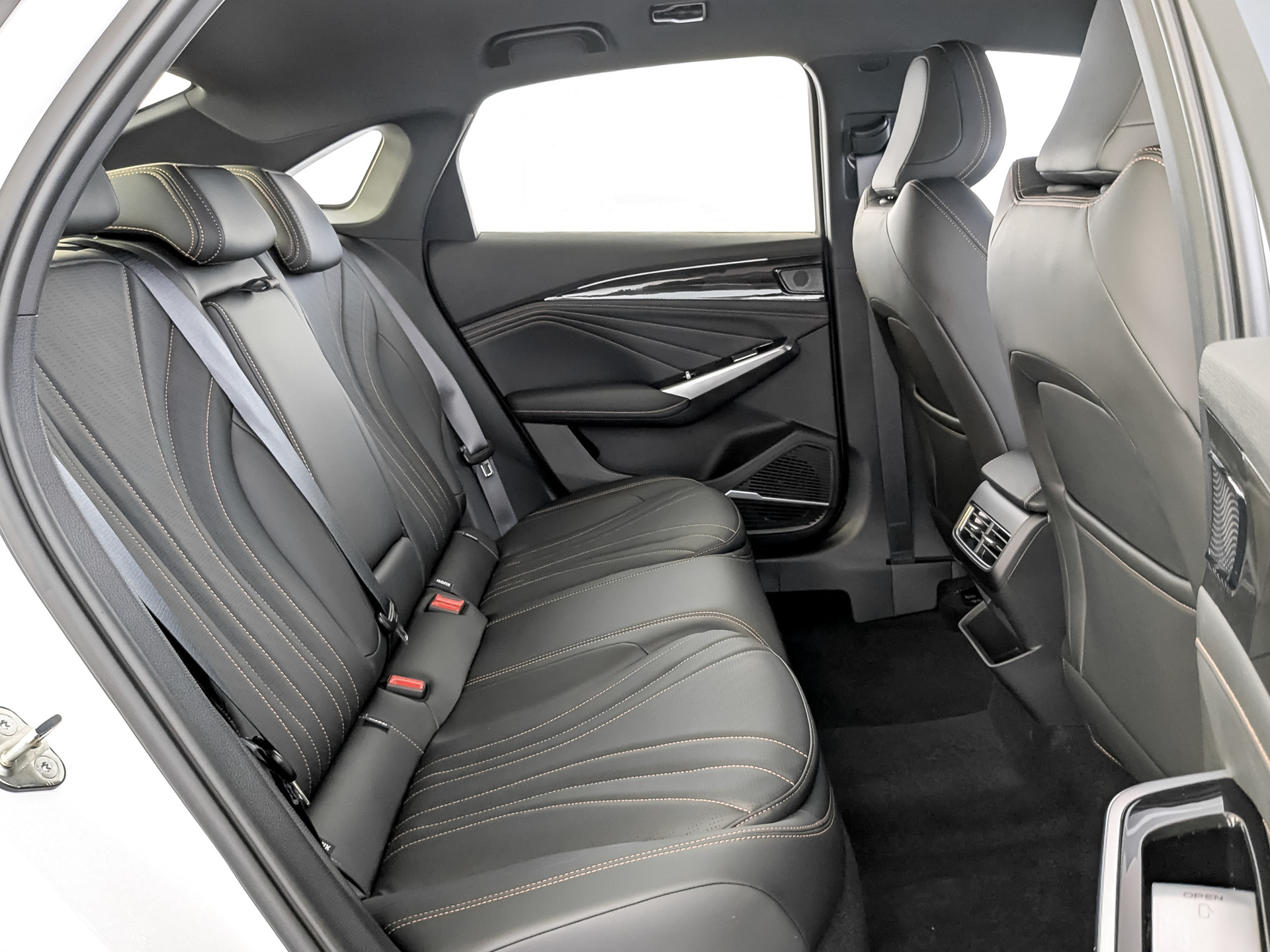 Фото Geely Preface Luxury LP 2.0T/150 7RT 4D