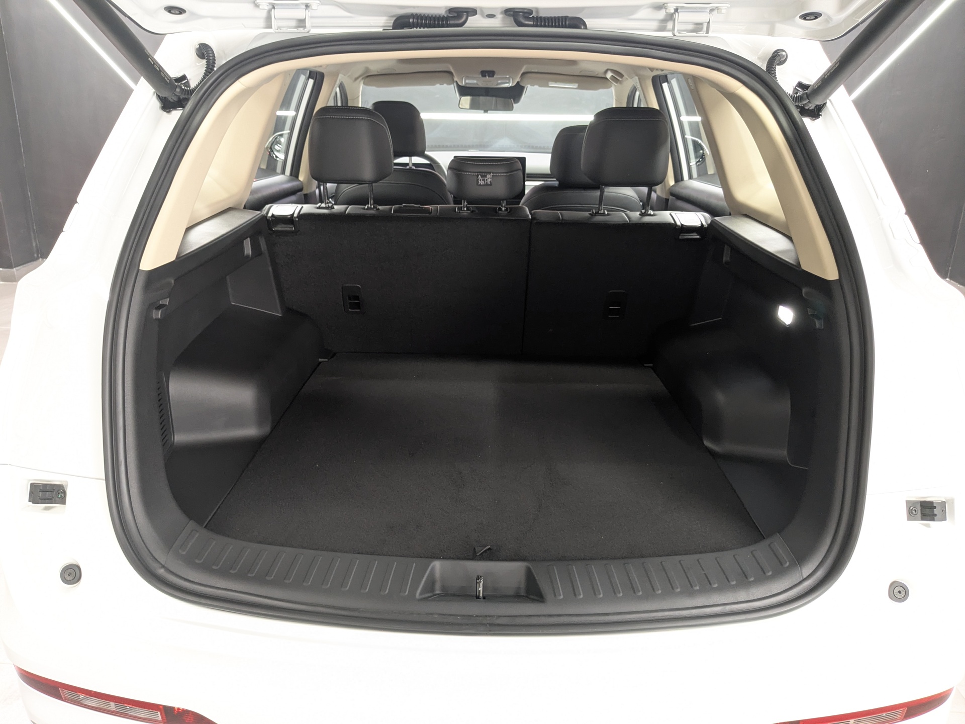 Фото Evolute i-SPACE 5 мест 1.5ELH/159 25кВт 4WD
