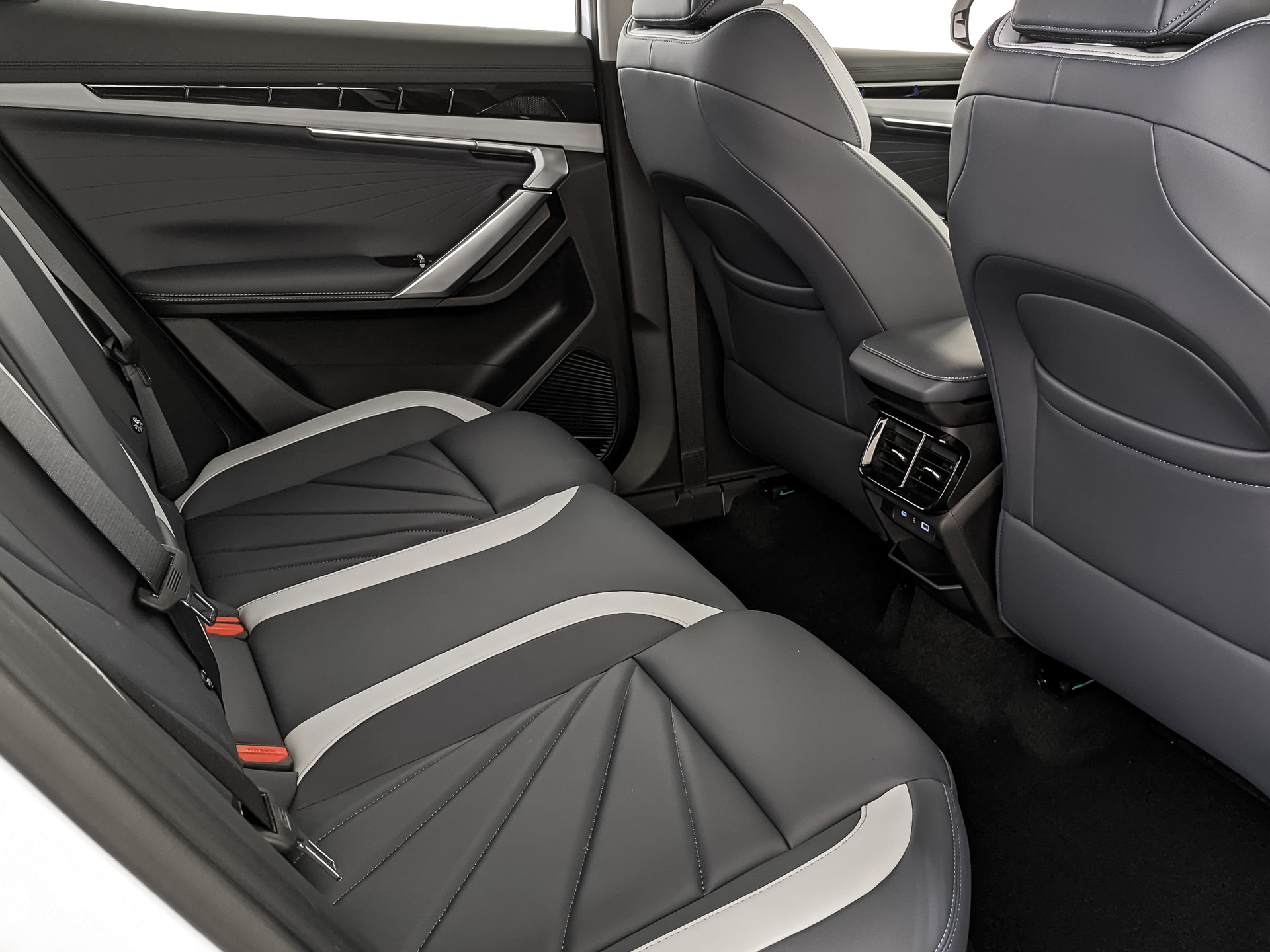 Фото Geely Atlas Luxury 1.5T/147 7RT 2WD