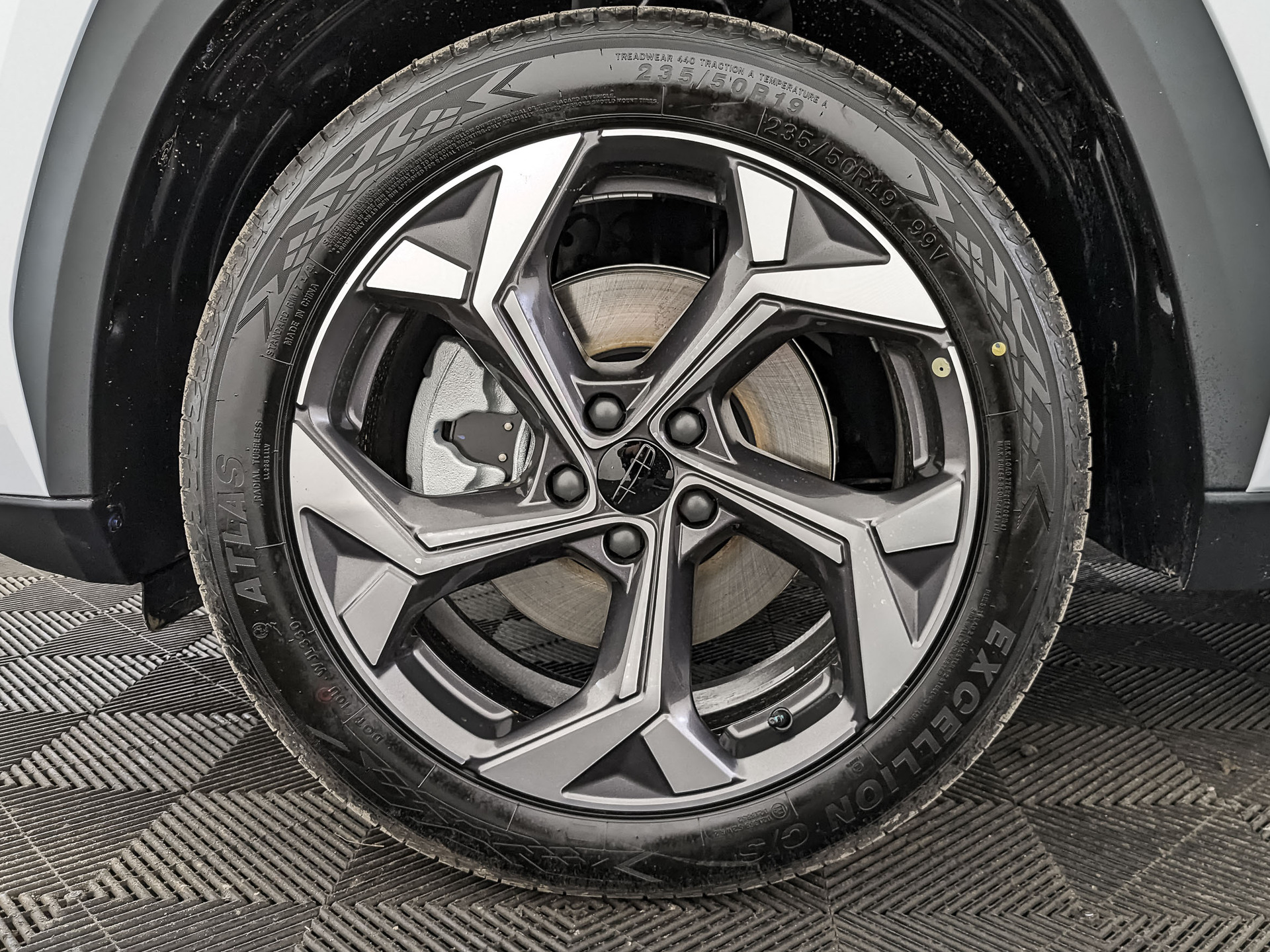 Фото Geely Atlas Luxury 1.5T/147 7RT 2WD