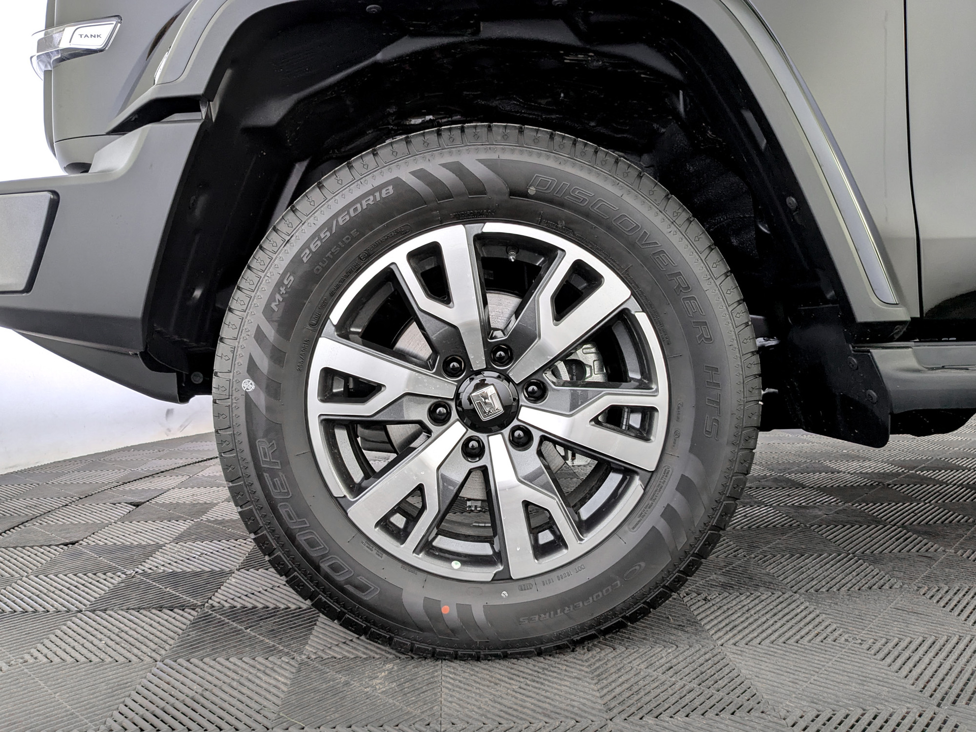 Фото Tank 300 Сити Премиум (City Premium) 2.0T/218 8AT 4WD
