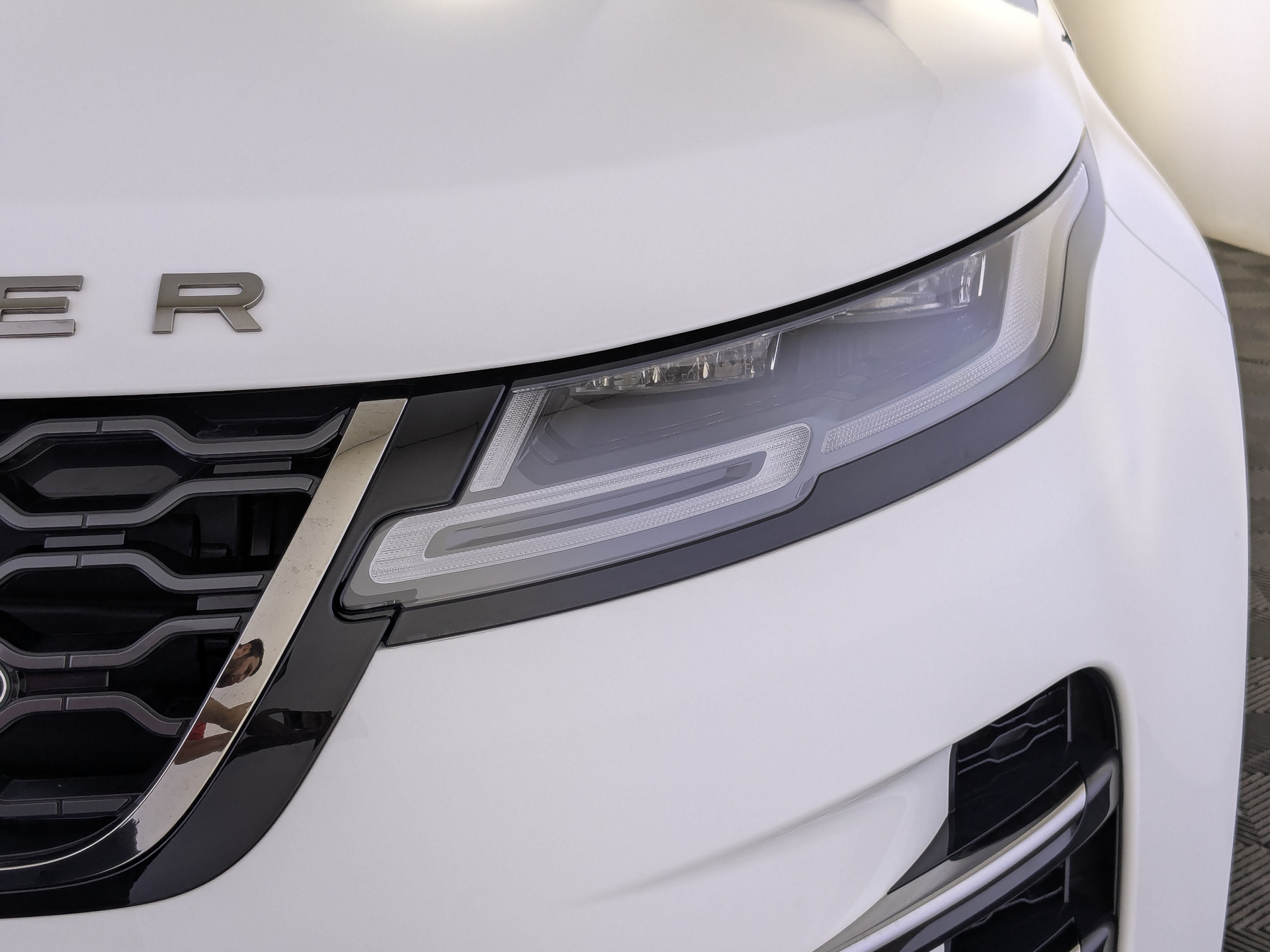 LAND ROVER Range Rover Evoque 2.00 (249 л.с), автомат, 2023, пробег 9 487 км