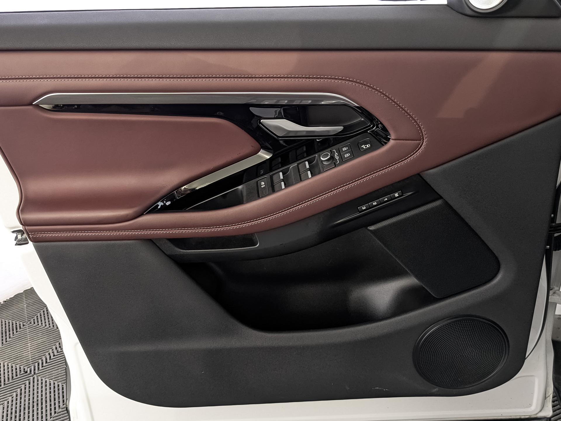 LAND ROVER Range Rover Evoque 2.00 (249 л.с), автомат, 2023, пробег 9 487 км