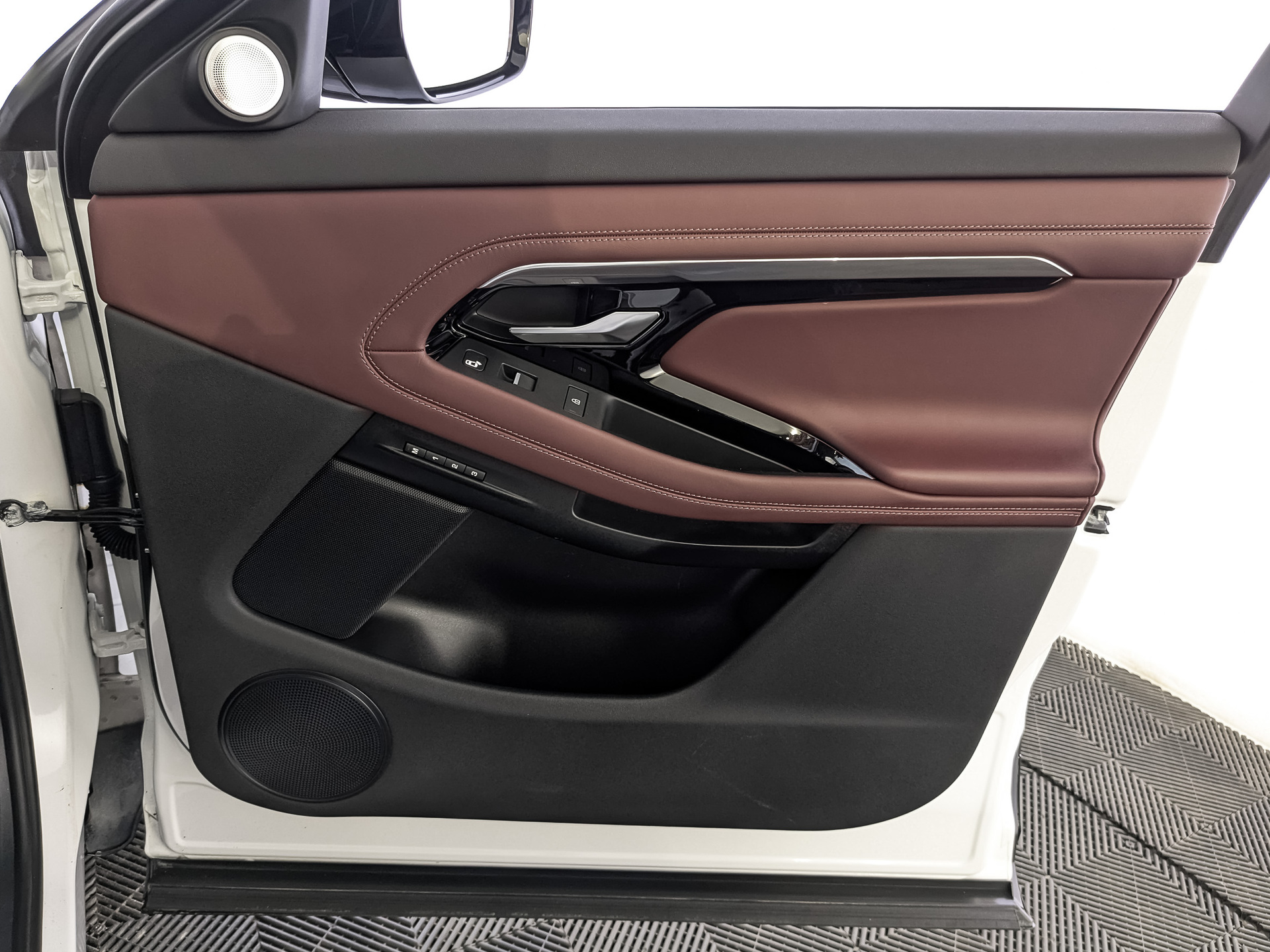 LAND ROVER Range Rover Evoque 2.00 (249 л.с), автомат, 2023, пробег 9 487 км