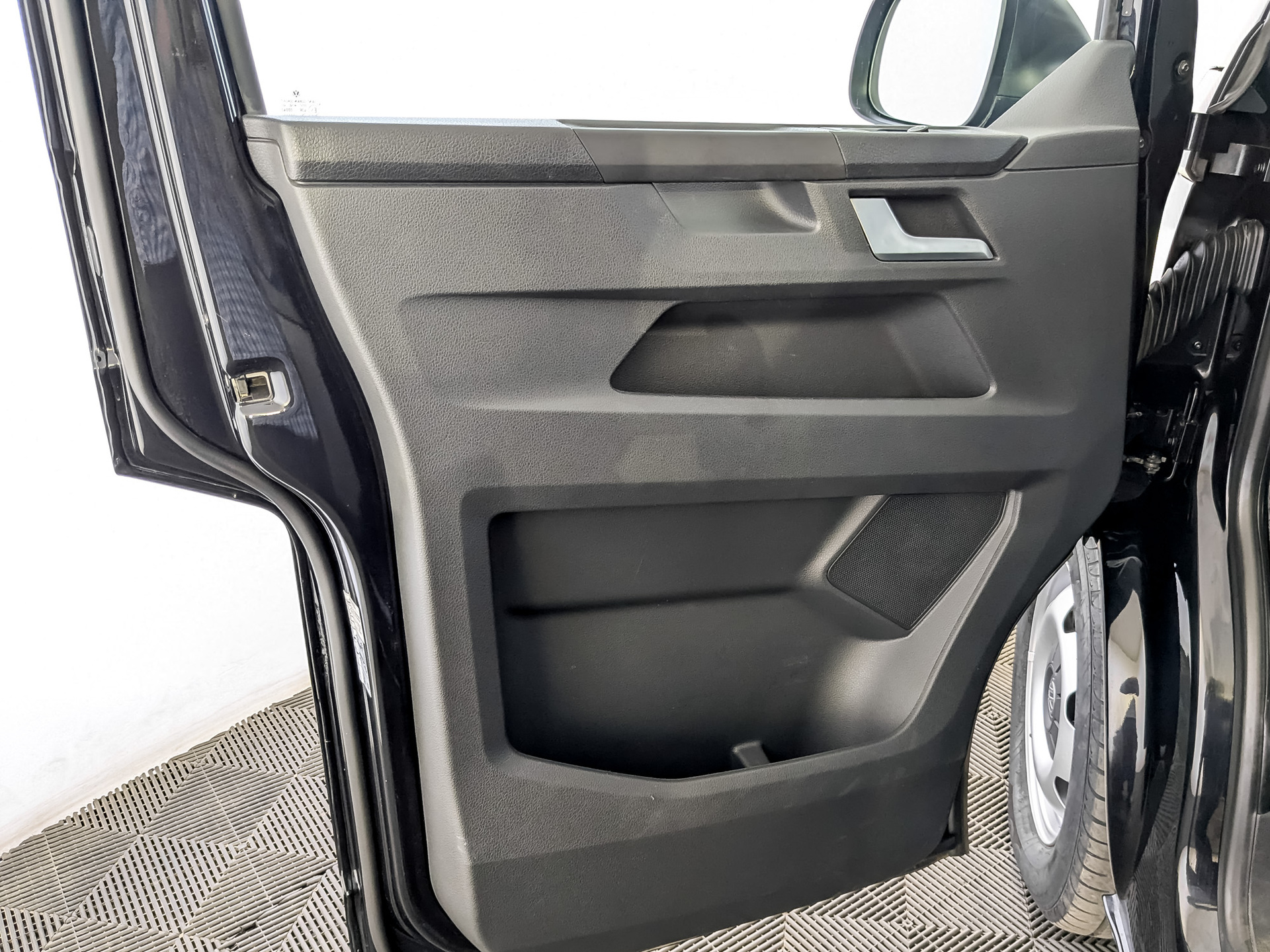 VOLKSWAGEN Multivan 2.00 (150 л.с), автомат, 2021, пробег 94 113 км
