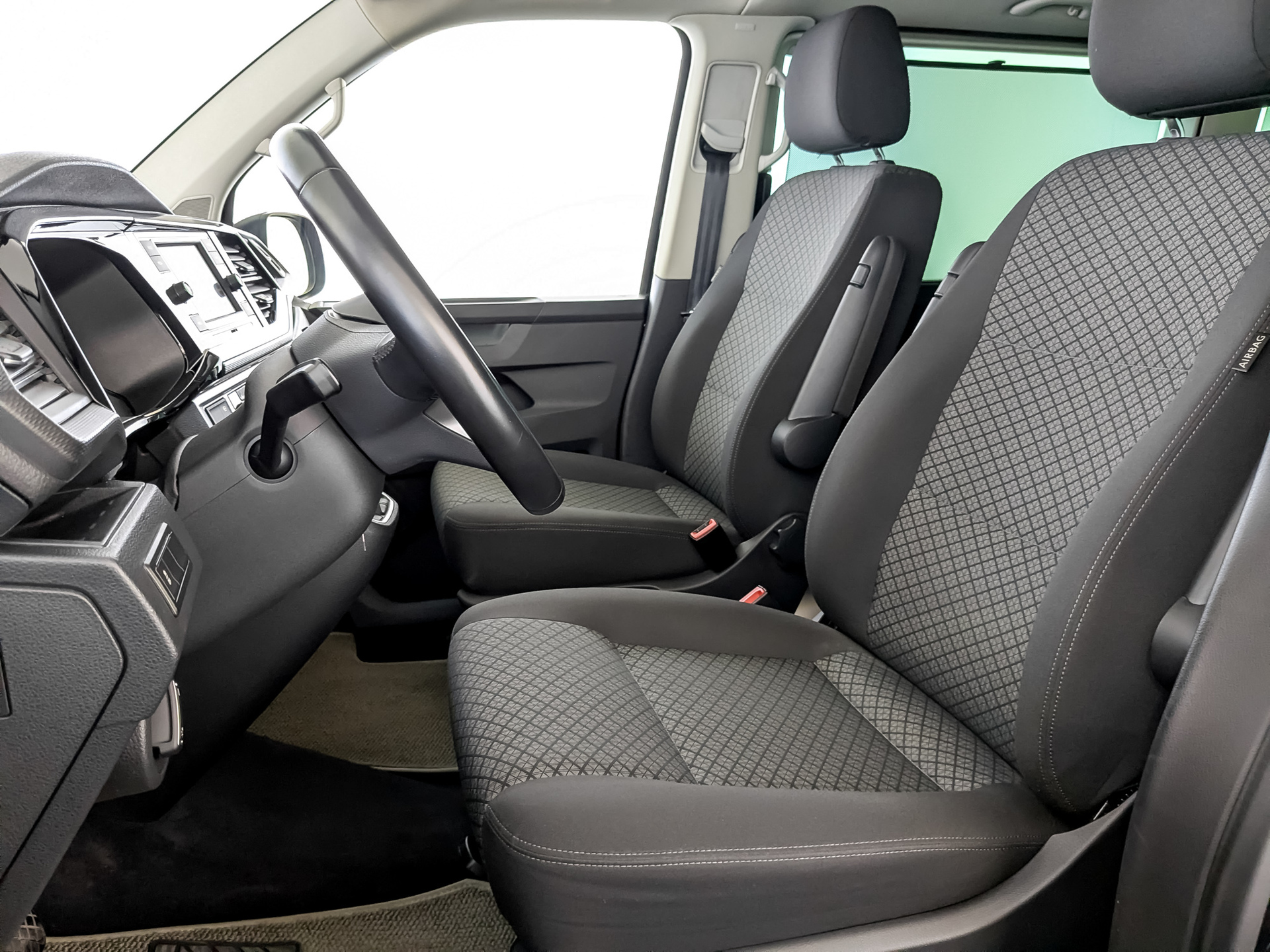 VOLKSWAGEN Multivan 2.00 (150 л.с), автомат, 2021, пробег 94 113 км