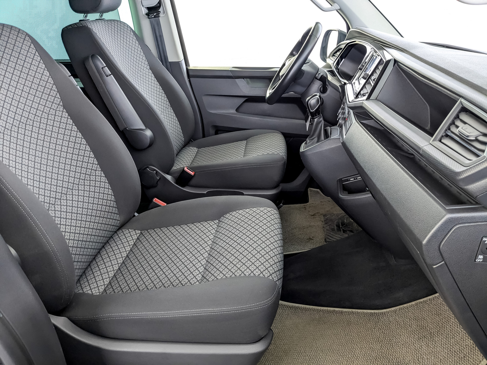 VOLKSWAGEN Multivan 2.00 (150 л.с), автомат, 2021, пробег 94 113 км