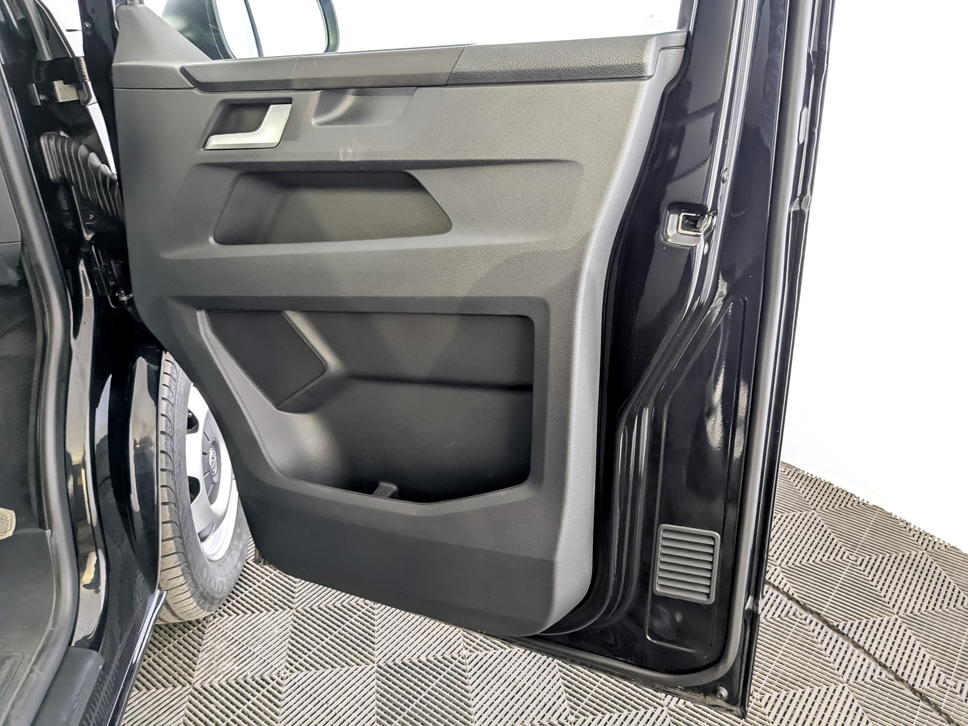 VOLKSWAGEN Multivan 2.00 (150 л.с), автомат, 2021, пробег 94 113 км