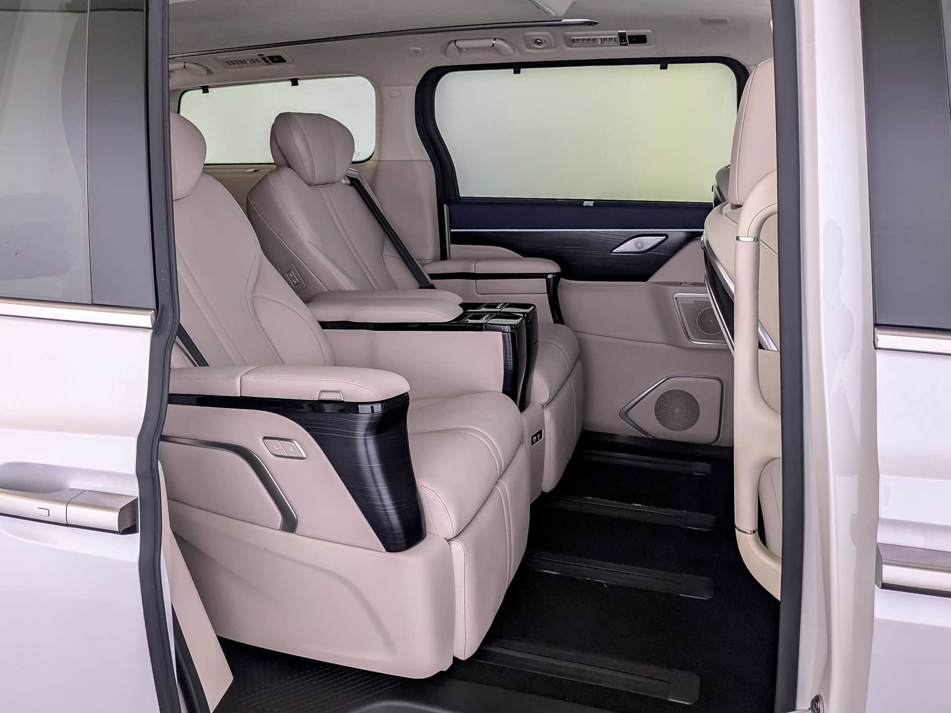 Фото Wey 80 Премиум Лаундж (Business Lounge) 1.5H/299 44кВт DHT 4WD 6S