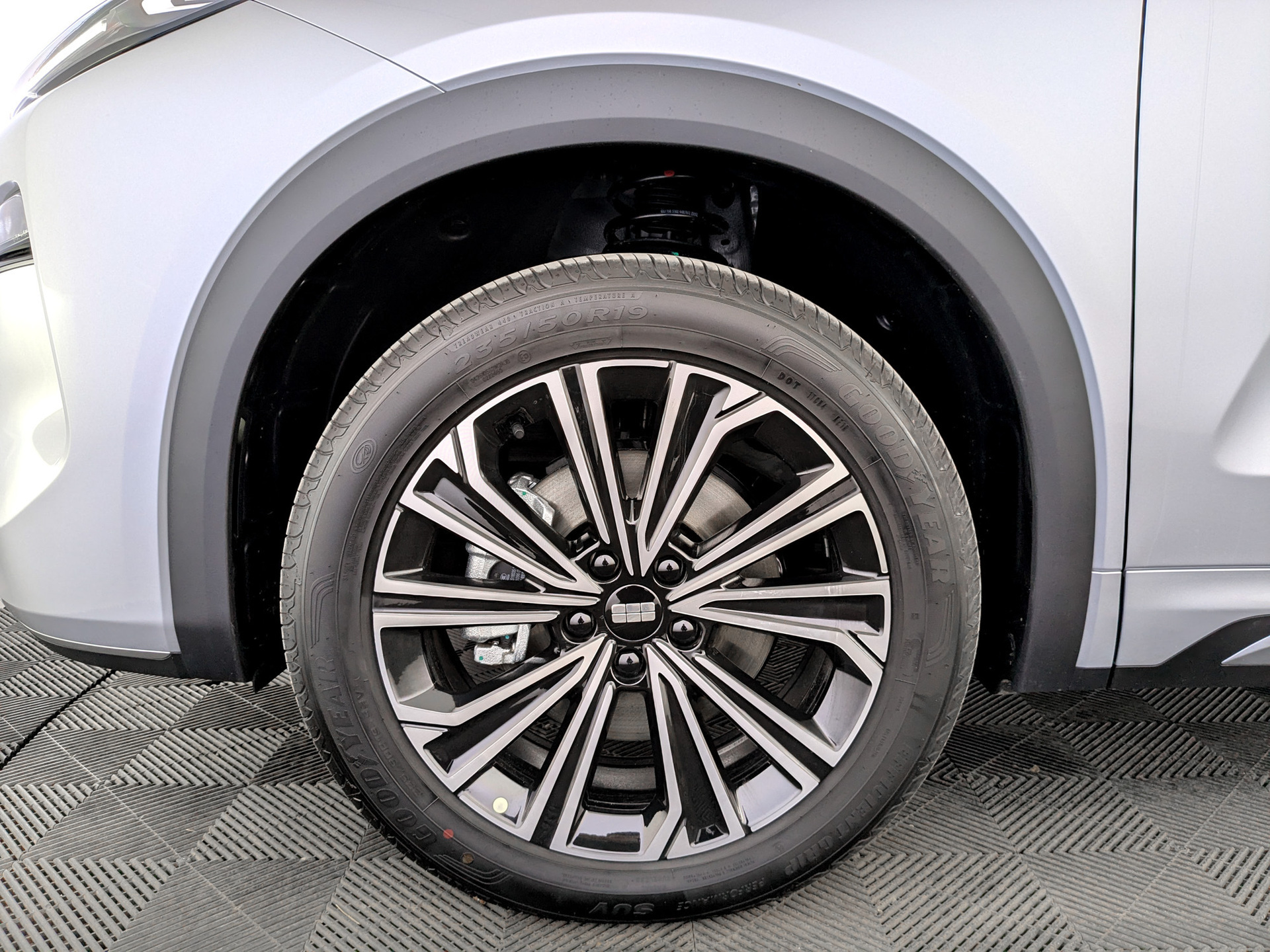 Фото Geely EX5 EM-i PHEV Max 1.5H/167 DHT 18.4кВт 2WD
