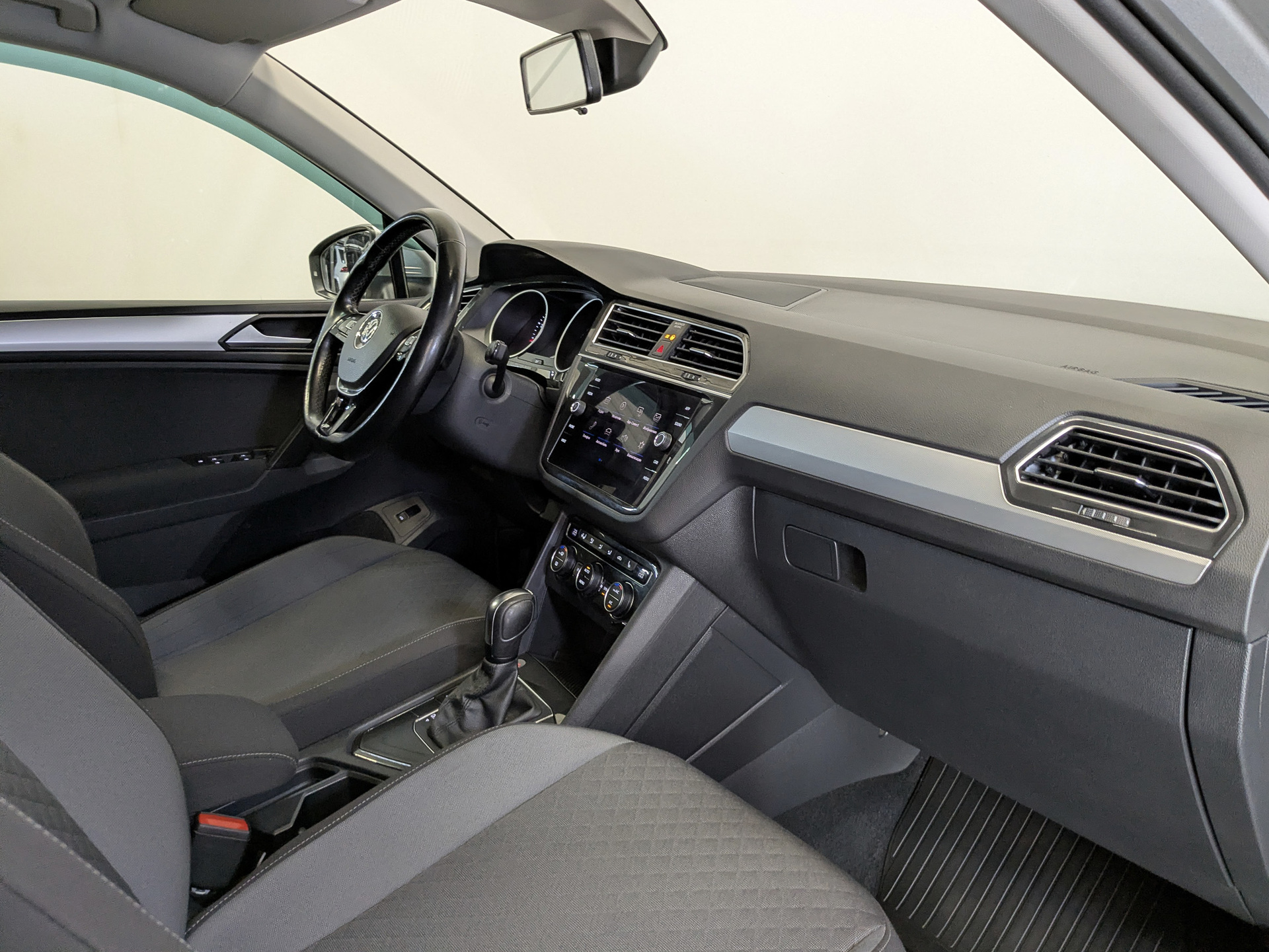VOLKSWAGEN Tiguan 1.40 (150 л.с), автомат, 2020, пробег 95 085 км