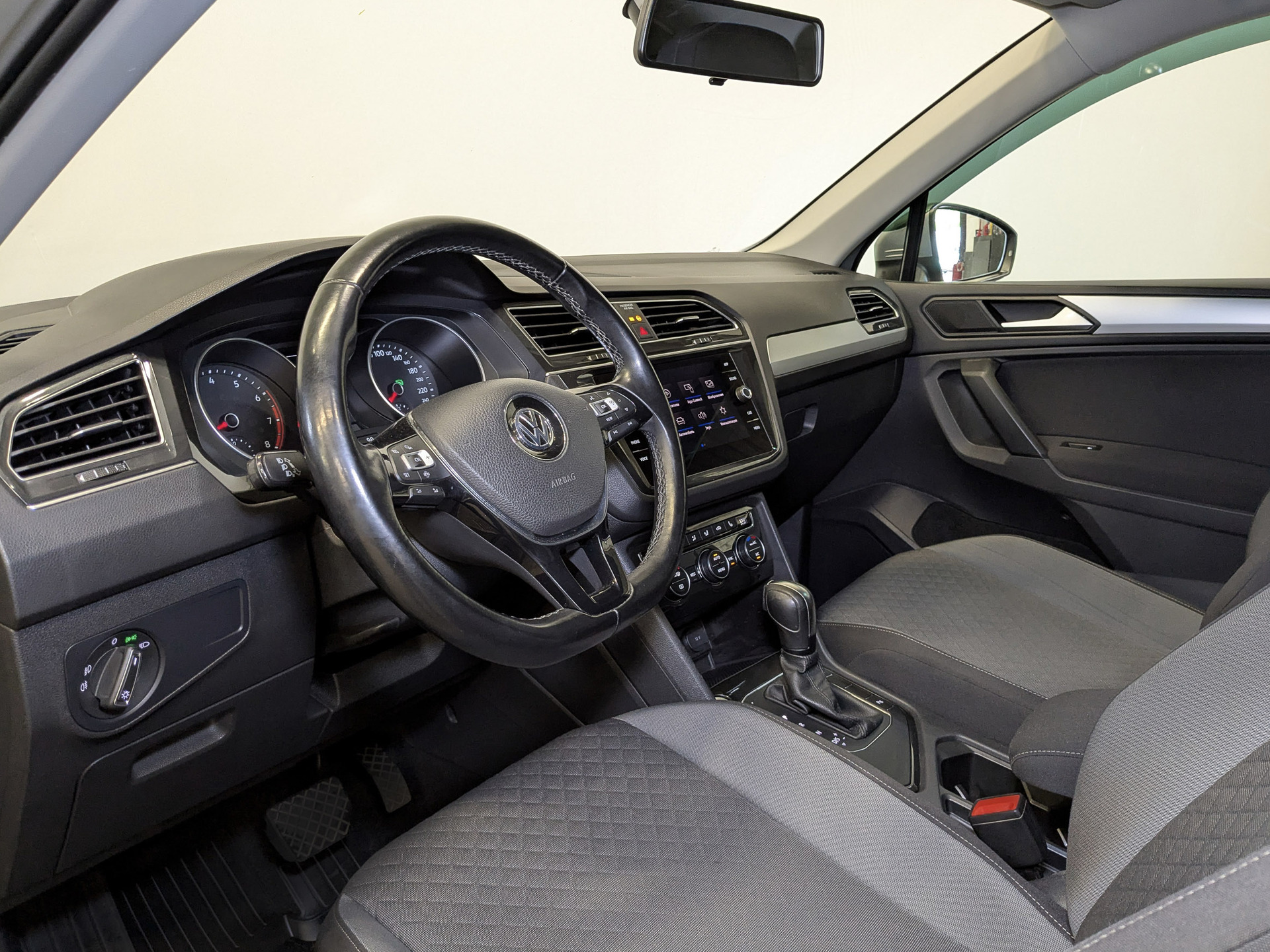 VOLKSWAGEN Tiguan 1.40 (150 л.с), автомат, 2020, пробег 95 085 км