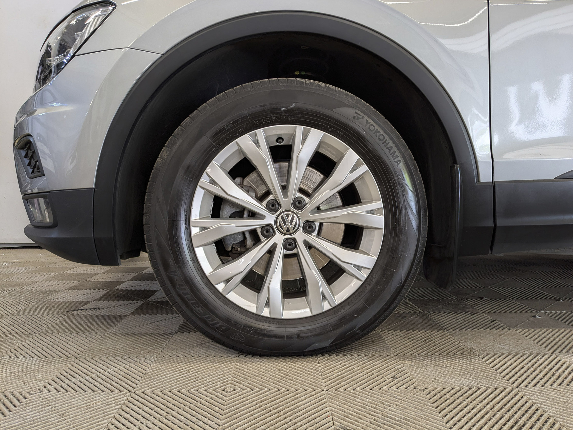 VOLKSWAGEN Tiguan 1.40 (150 л.с), автомат, 2020, пробег 95 085 км