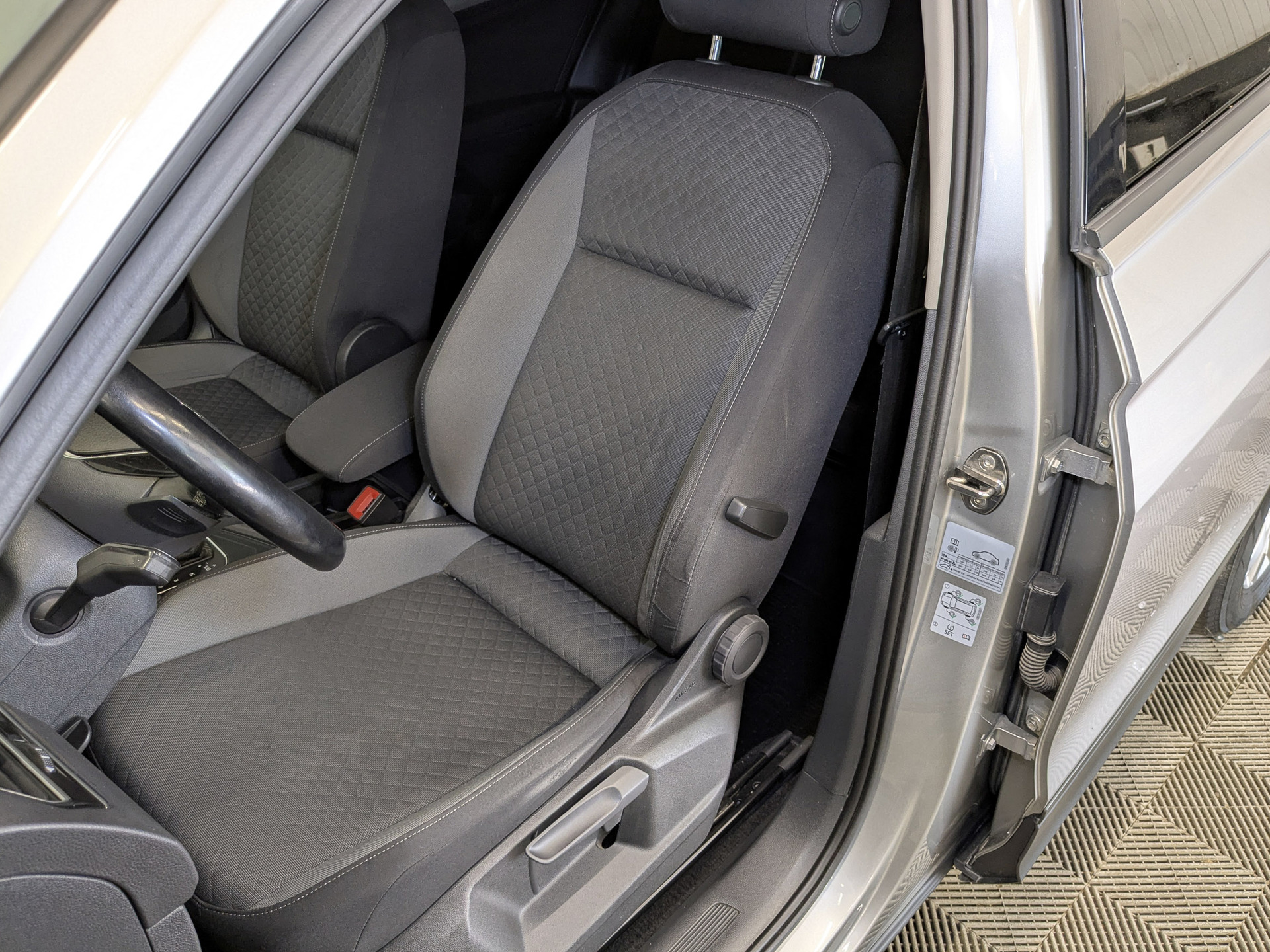 VOLKSWAGEN Tiguan 1.40 (150 л.с), автомат, 2020, пробег 95 085 км