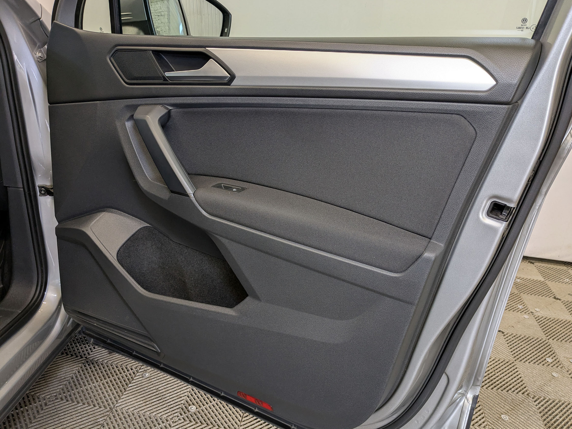 VOLKSWAGEN Tiguan 1.40 (150 л.с), автомат, 2020, пробег 95 085 км
