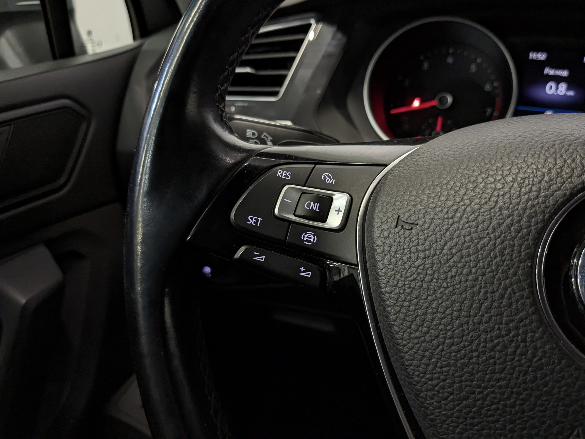 VOLKSWAGEN Tiguan 1.40 (150 л.с), автомат, 2020, пробег 95 085 км