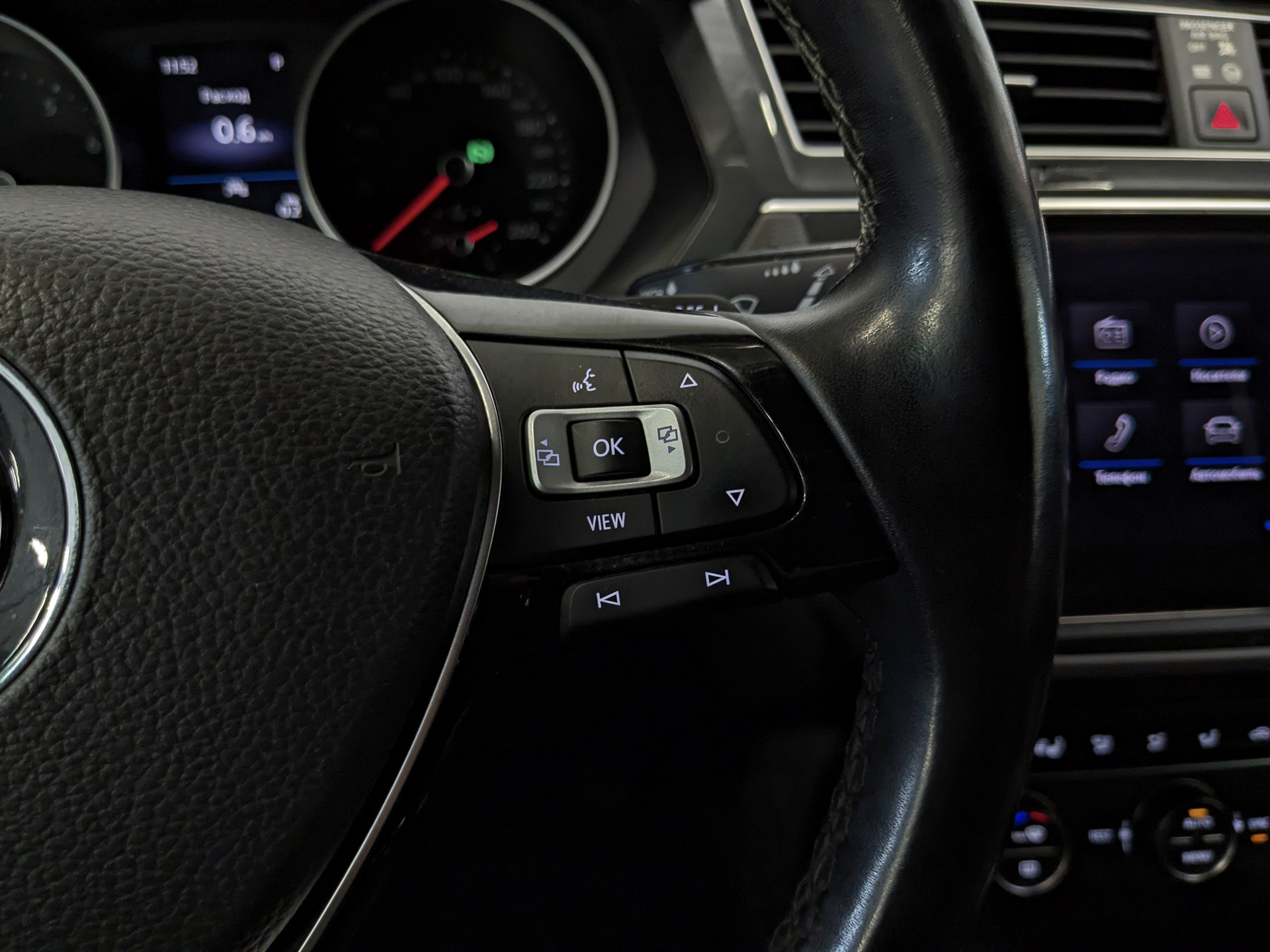 VOLKSWAGEN Tiguan 1.40 (150 л.с), автомат, 2020, пробег 95 085 км