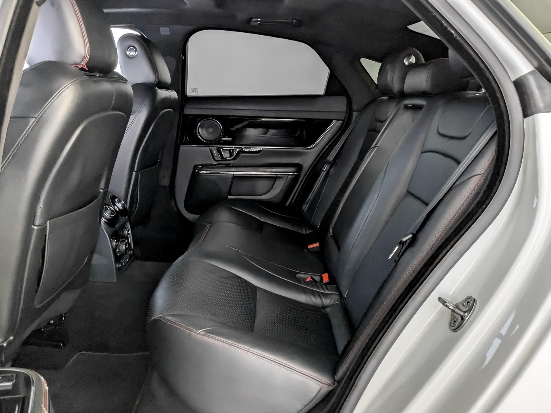 JAGUAR XJ 3.00 (340 л.с), автомат, 2016, пробег 40 122 км