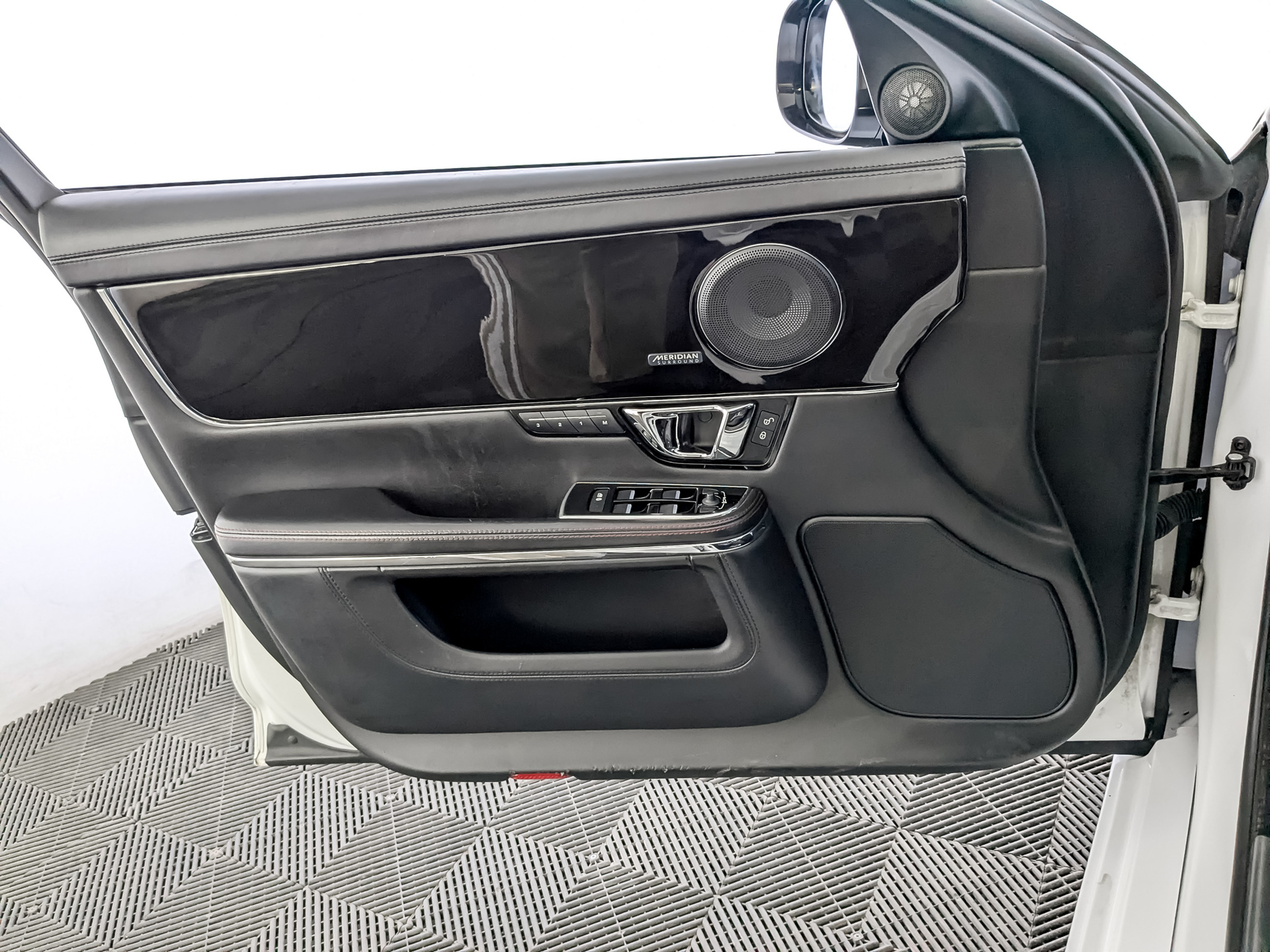 JAGUAR XJ 3.00 (340 л.с), автомат, 2016, пробег 40 122 км