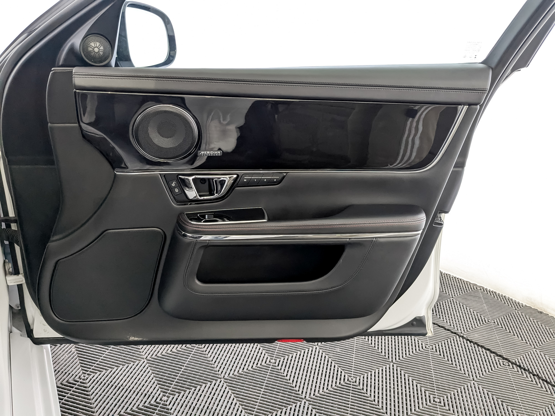 JAGUAR XJ 3.00 (340 л.с), автомат, 2016, пробег 40 122 км