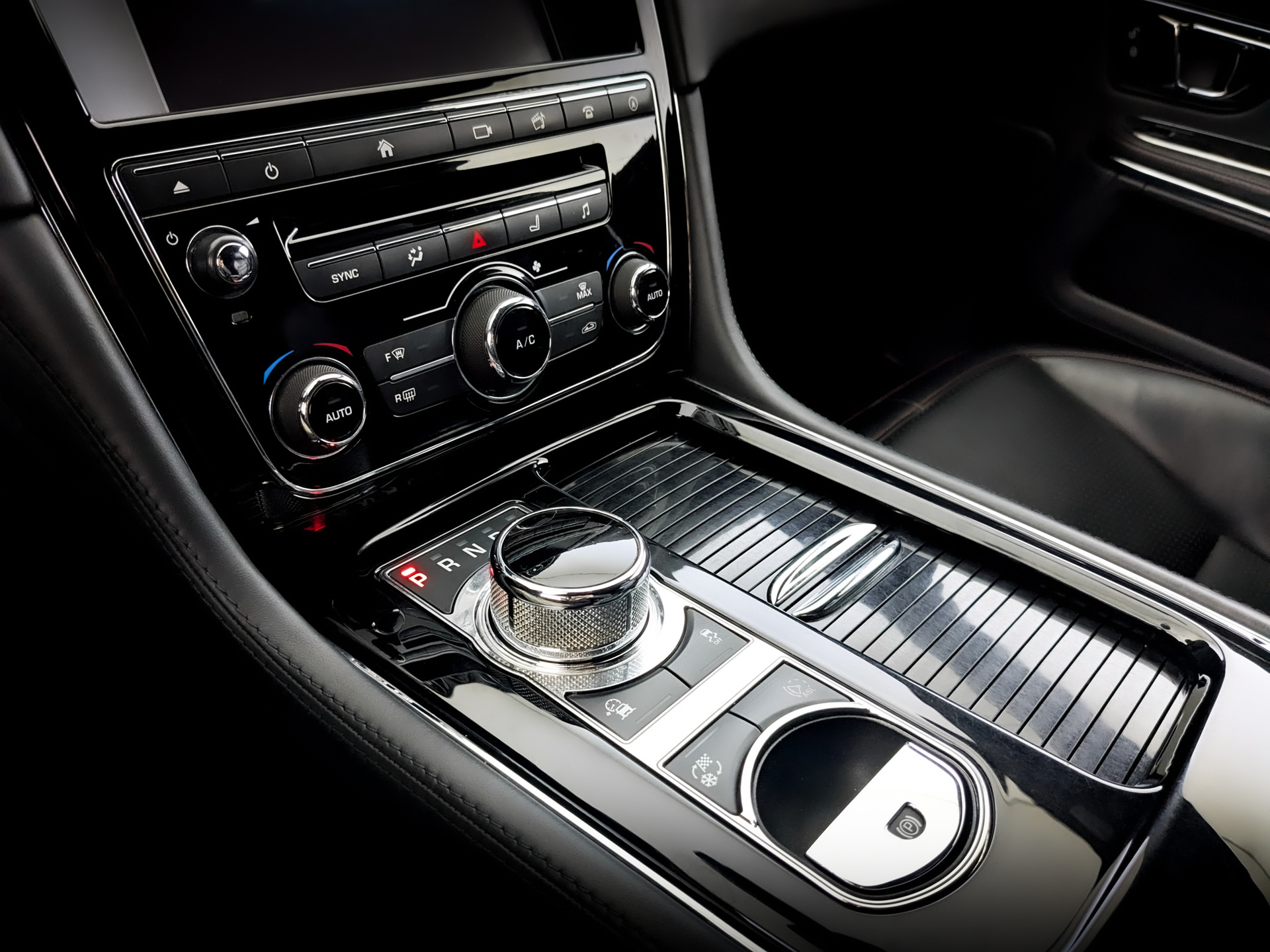 JAGUAR XJ 3.00 (340 л.с), автомат, 2016, пробег 40 122 км