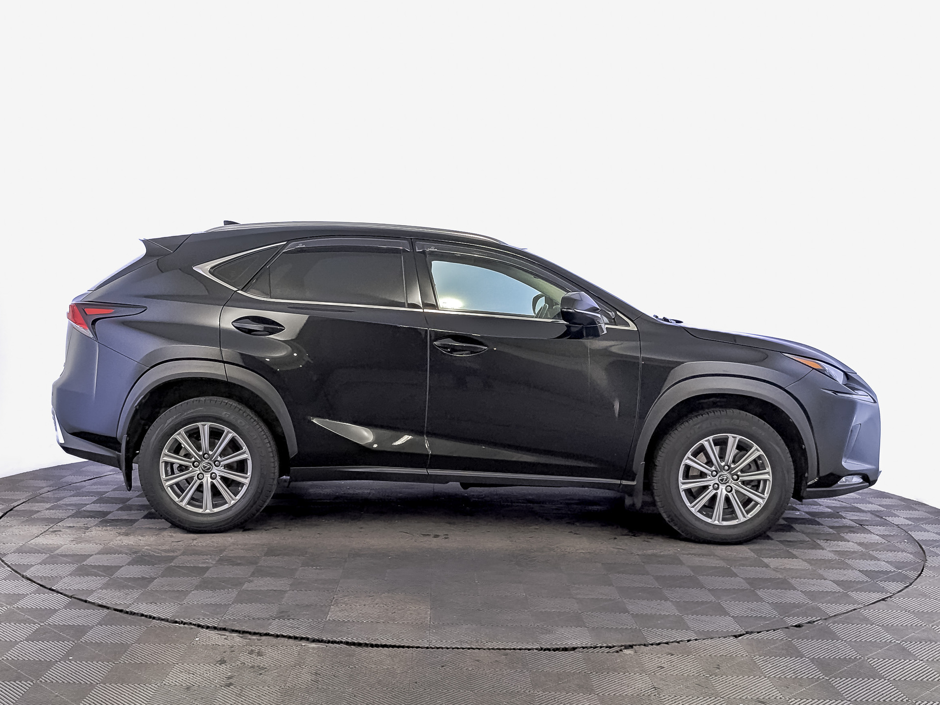 LEXUS NX 2.00 (150 л.с), автомат, 2020, пробег 135 995 км